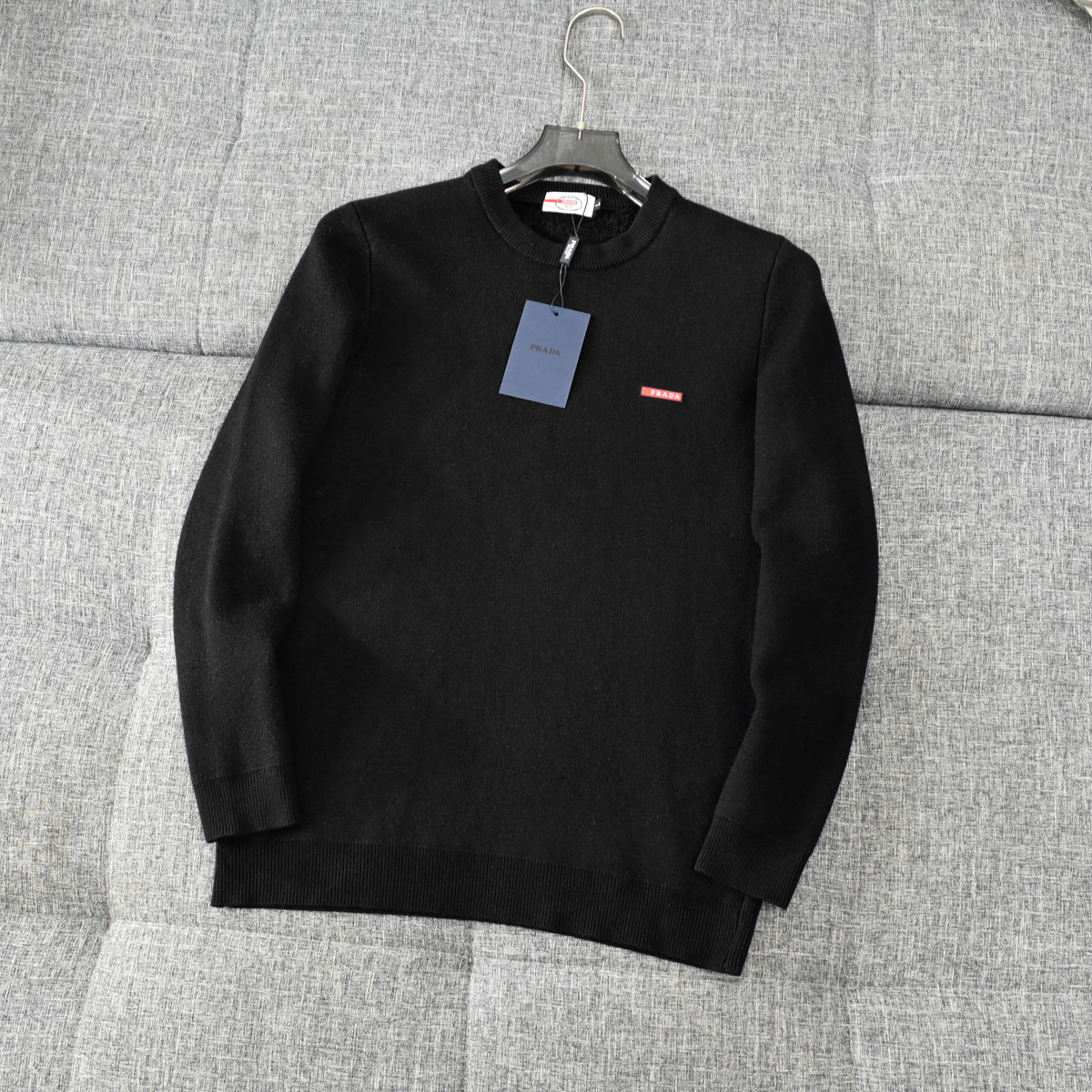PRADA セーター ロゴ刺繍 ビジネスカジュアル 5色展開 レザー調 ブラック ホワイト ネイビー ベージュ グレー - 画像 6