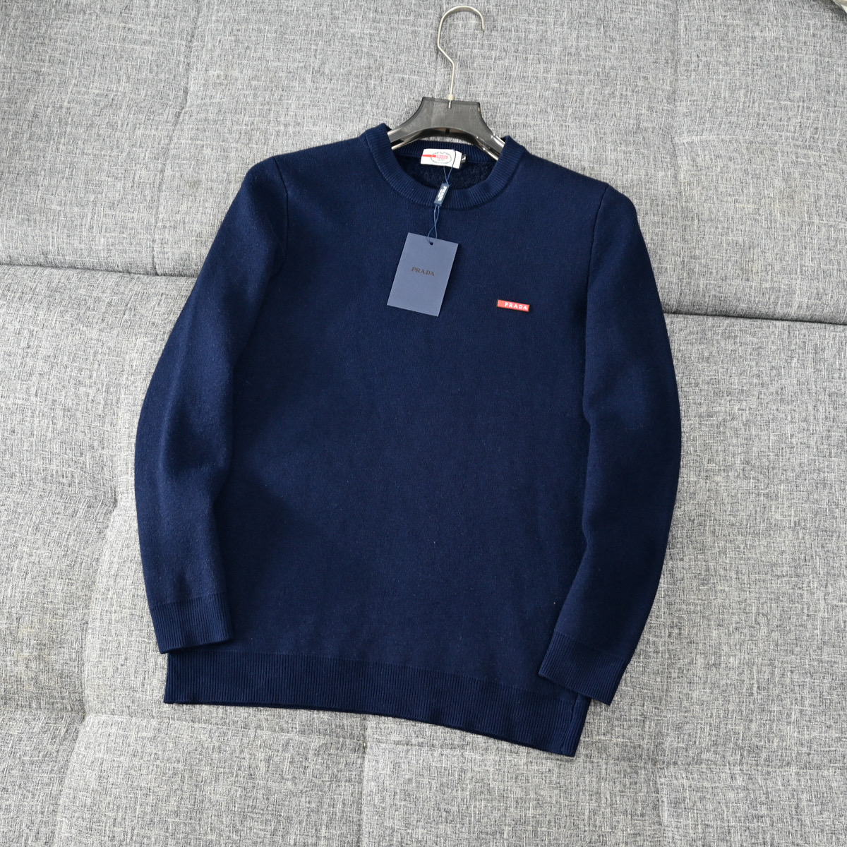 PRADA セーター ロゴ刺繍 ビジネスカジュアル 5色展開 レザー調 ブラック ホワイト ネイビー ベージュ グレー - 画像 7