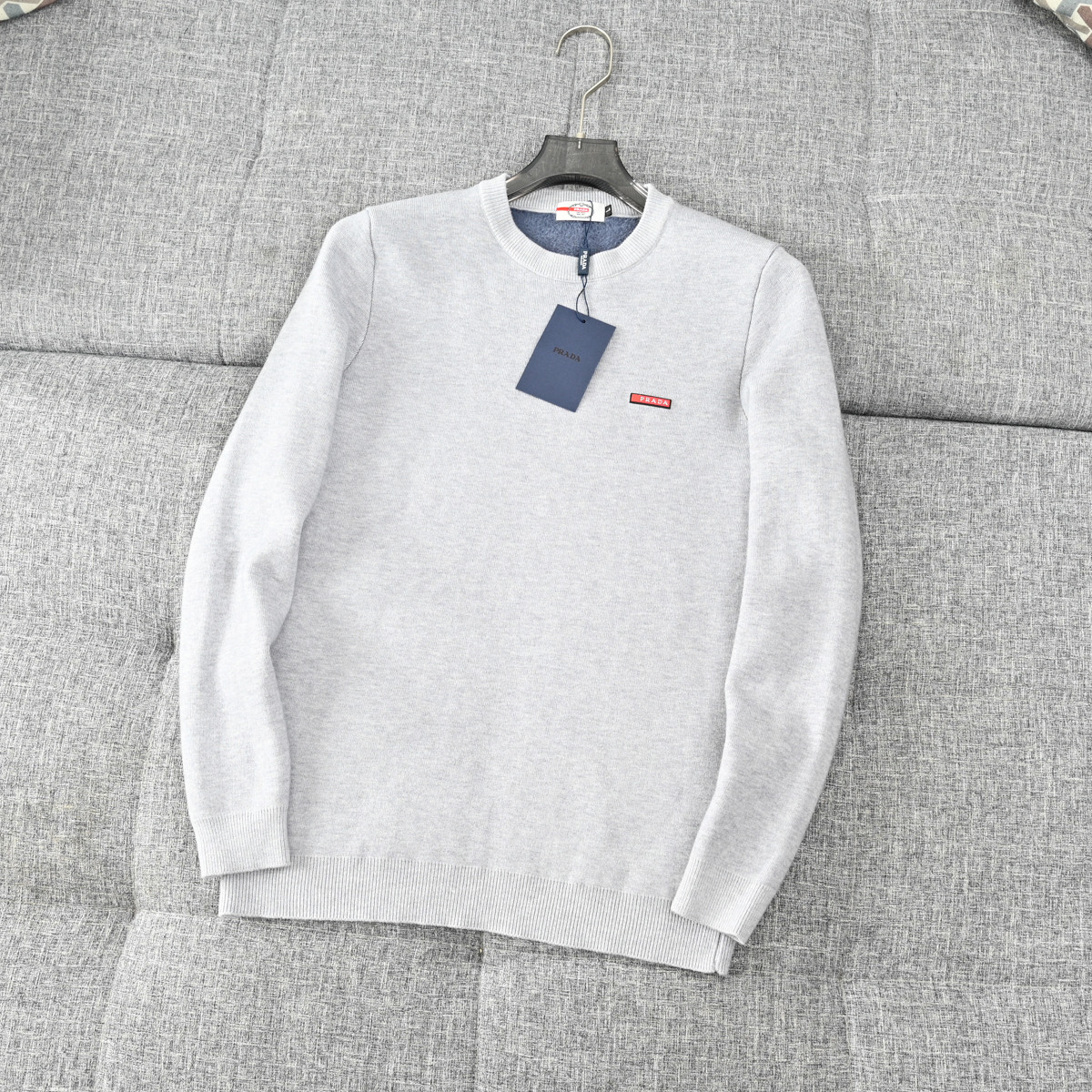 PRADA セーター ロゴ刺繍 ビジネスカジュアル 5色展開 レザー調 ブラック ホワイト ネイビー ベージュ グレー - 画像 9