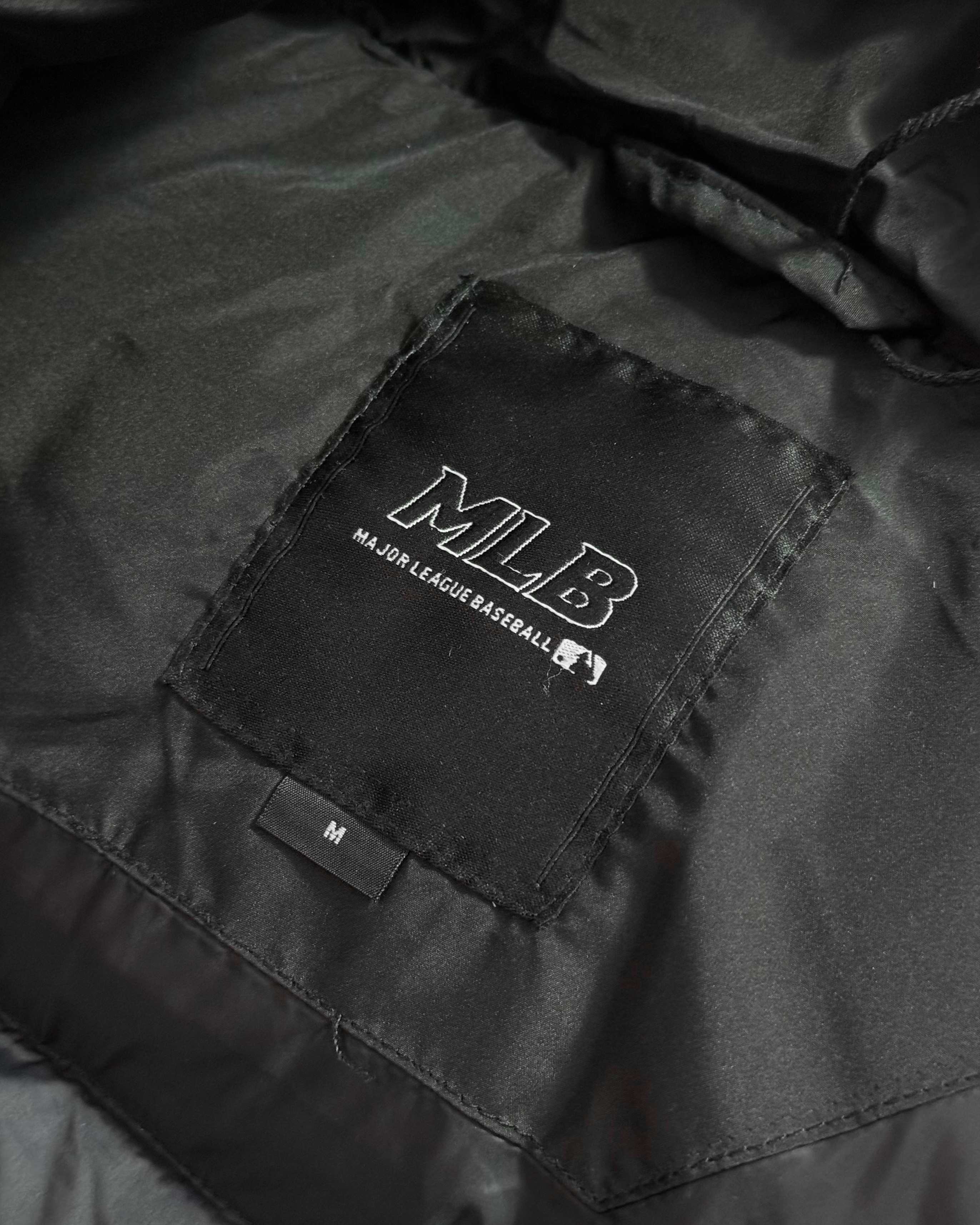 MLB ダウンコート ロング丈 フード付き インサートロゴ ブラック - 画像 2