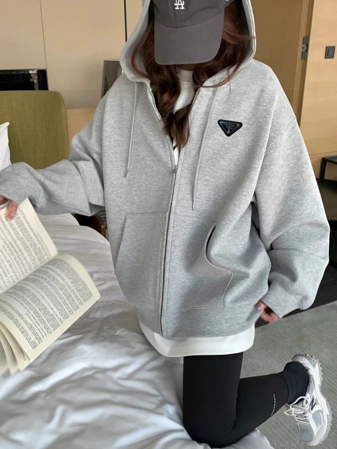 PRADA パーカー 2WAY フード付き ファッション カジュアル ブラック ホワイト グレー マルチカラー コットン混 - 画像 6