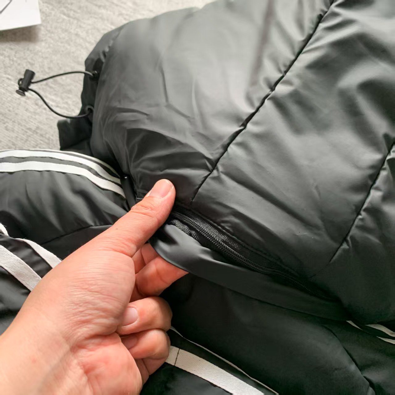 adidas ダウンジャケット パフジャケット 3本線デザイン 通勤カジュアル ブラック ポリエステル - 画像 9
