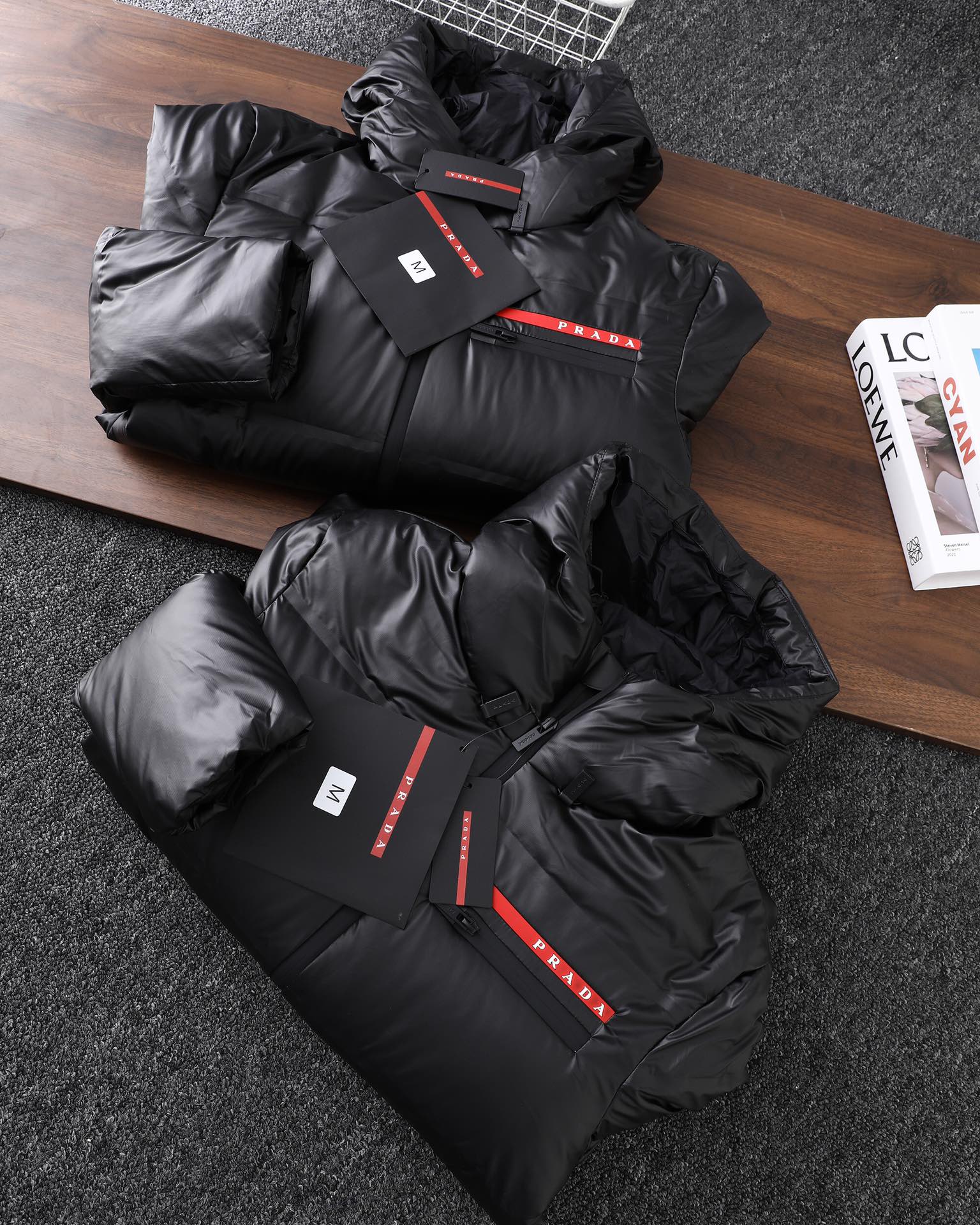 PRADA ダウンジャケット ミニサイズ 撥水加工 通勤カジュアル ブラックナイロン - 画像 2