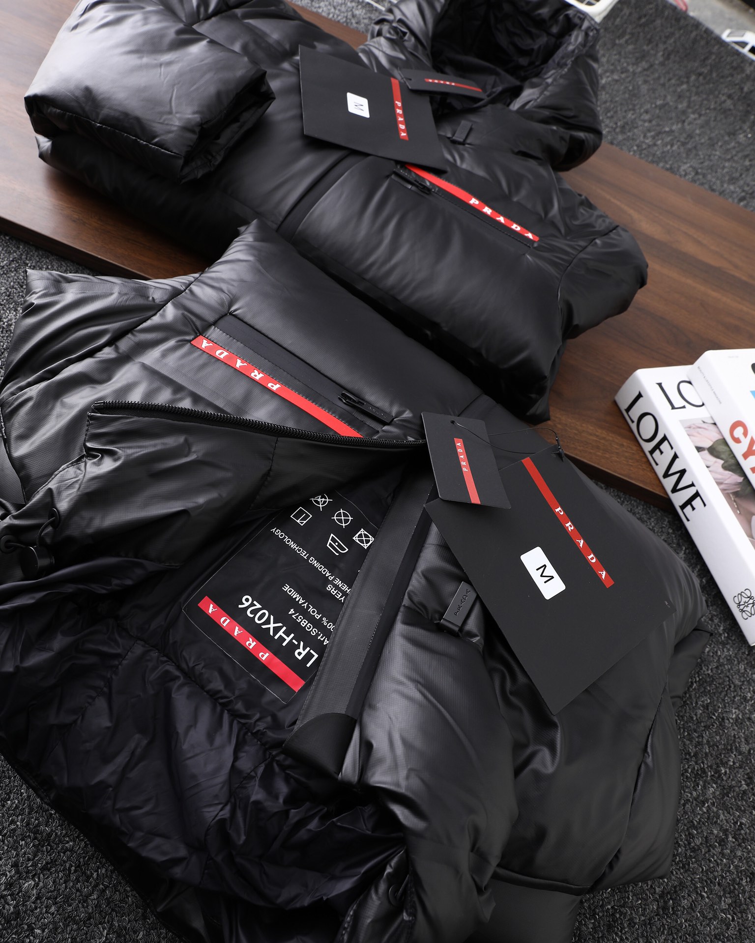 PRADA ダウンジャケット ミニサイズ 撥水加工 通勤カジュアル ブラックナイロン - 画像 3