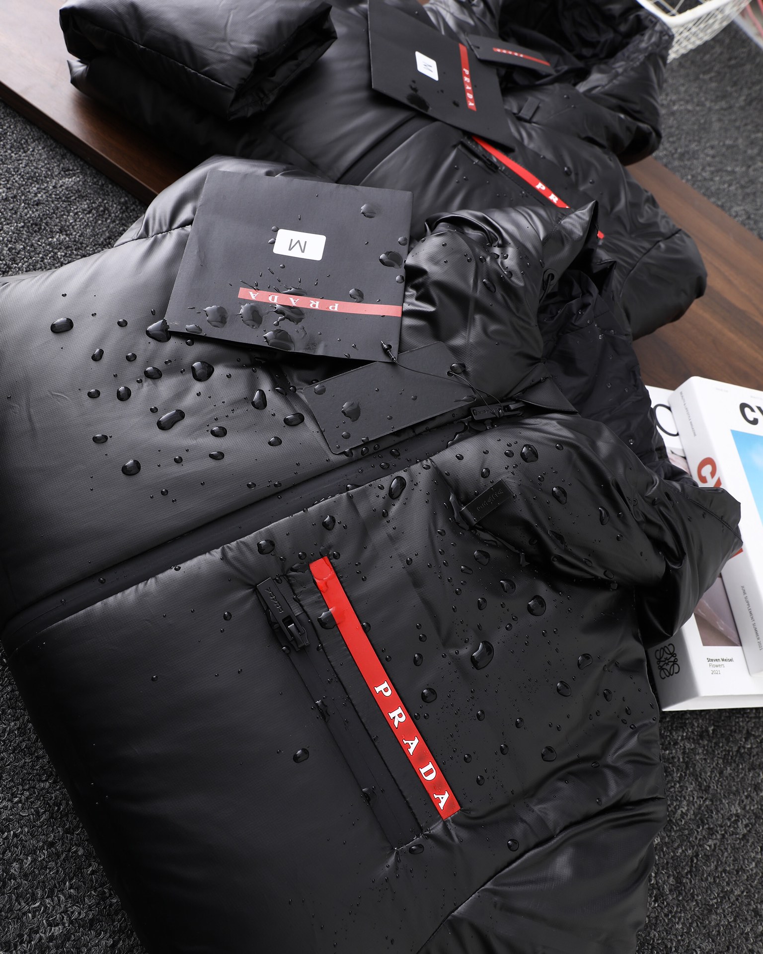 PRADA ダウンジャケット ミニサイズ 撥水加工 通勤カジュアル ブラックナイロン - 画像 4