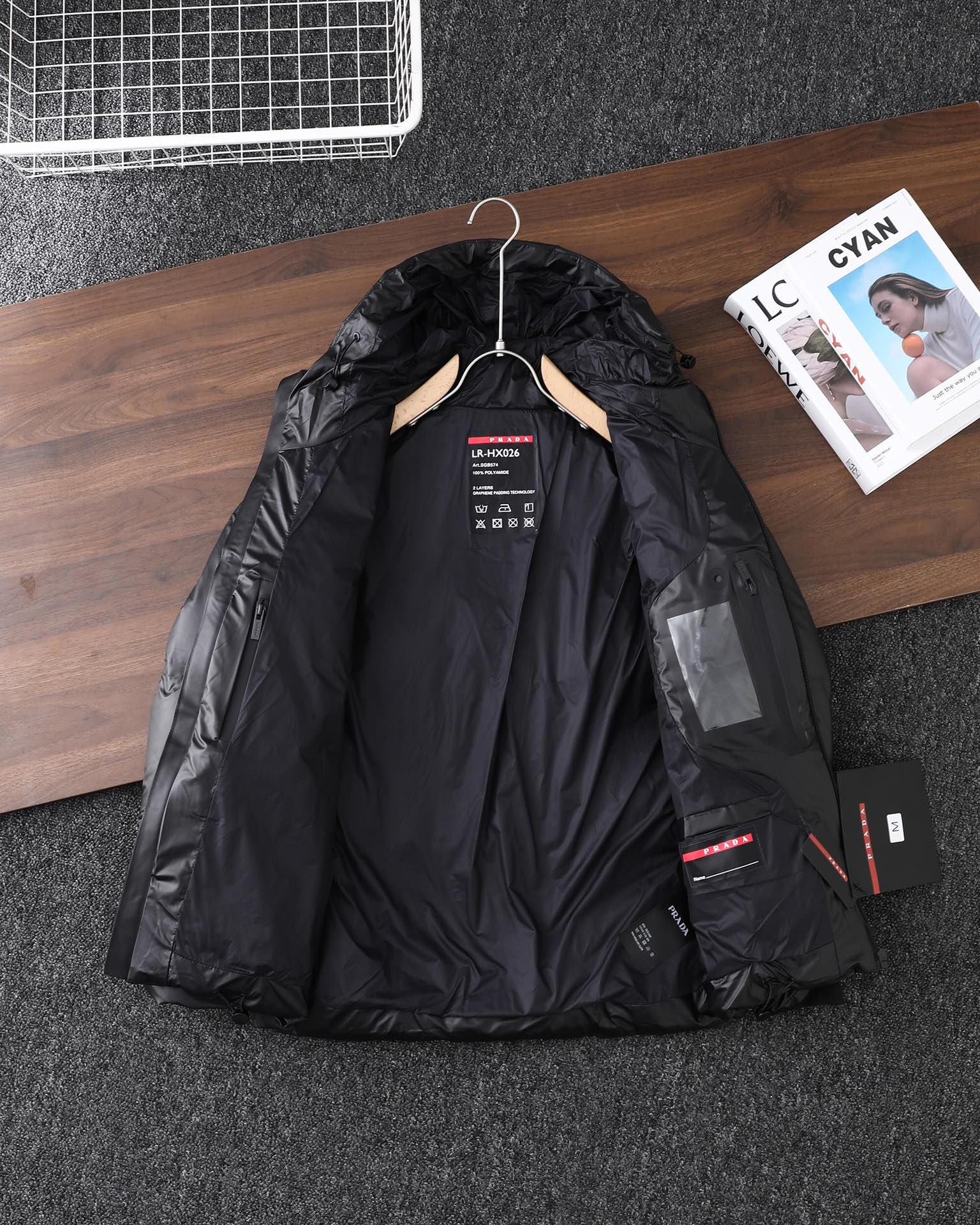 PRADA ダウンジャケット ミニサイズ 撥水加工 通勤カジュアル ブラックナイロン - 画像 5