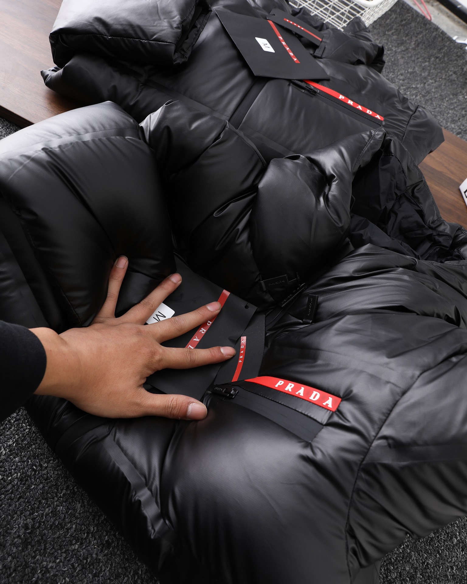 PRADA ダウンジャケット ミニサイズ 撥水加工 通勤カジュアル ブラックナイロン - 画像 6