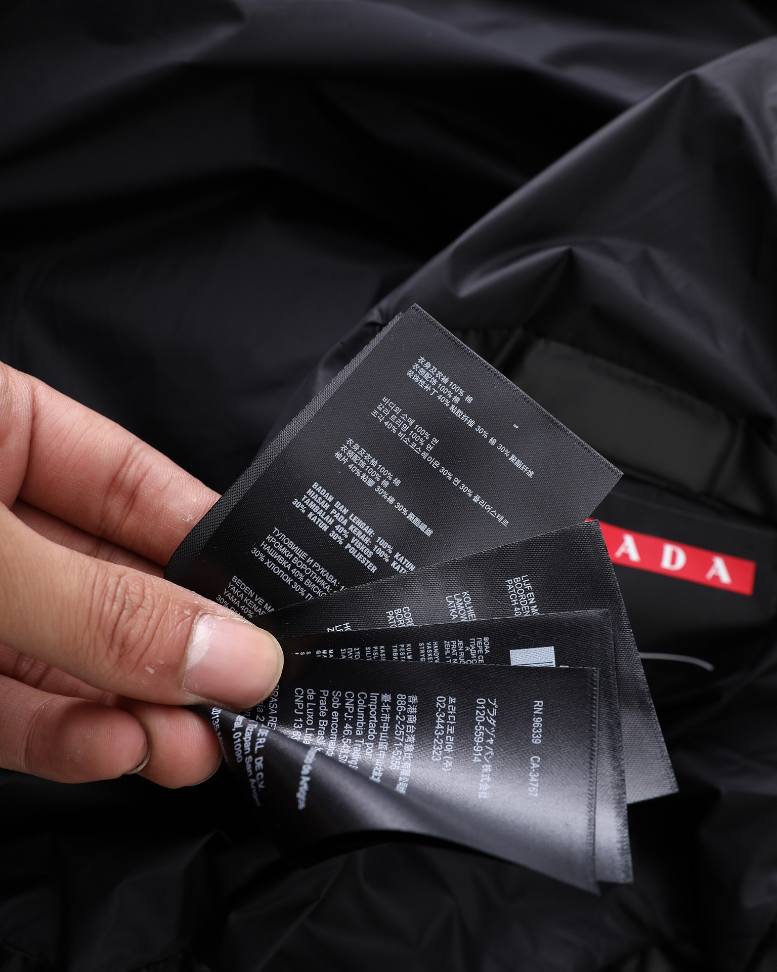 PRADA ダウンジャケット ミニサイズ 撥水加工 通勤カジュアル ブラックナイロン - 画像 9