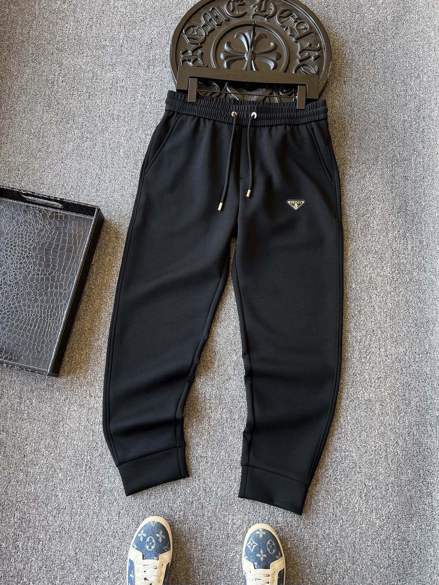 PRADA トロピカルパンツ メンズ 伸縮性 スウェット ブラック - 画像 2