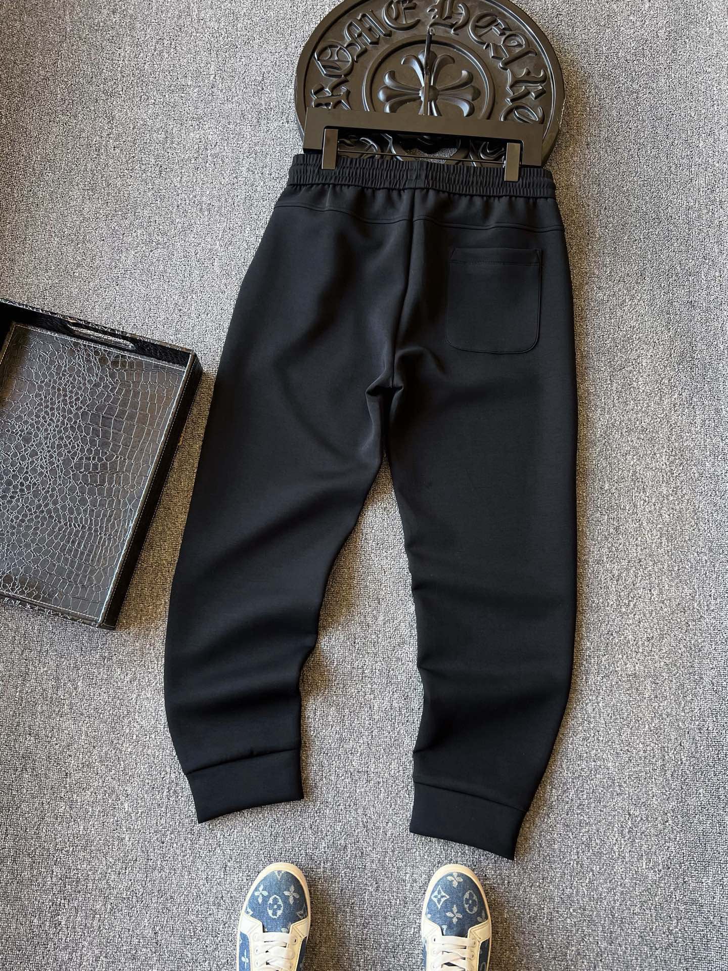 PRADA トロピカルパンツ メンズ 伸縮性 スウェット ブラック - 画像 3