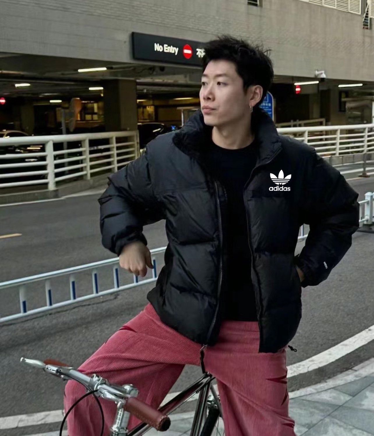 adidas ダウンジャケット パuffer フード付き 防風防水 YKKファスナー ブラック - 画像 3