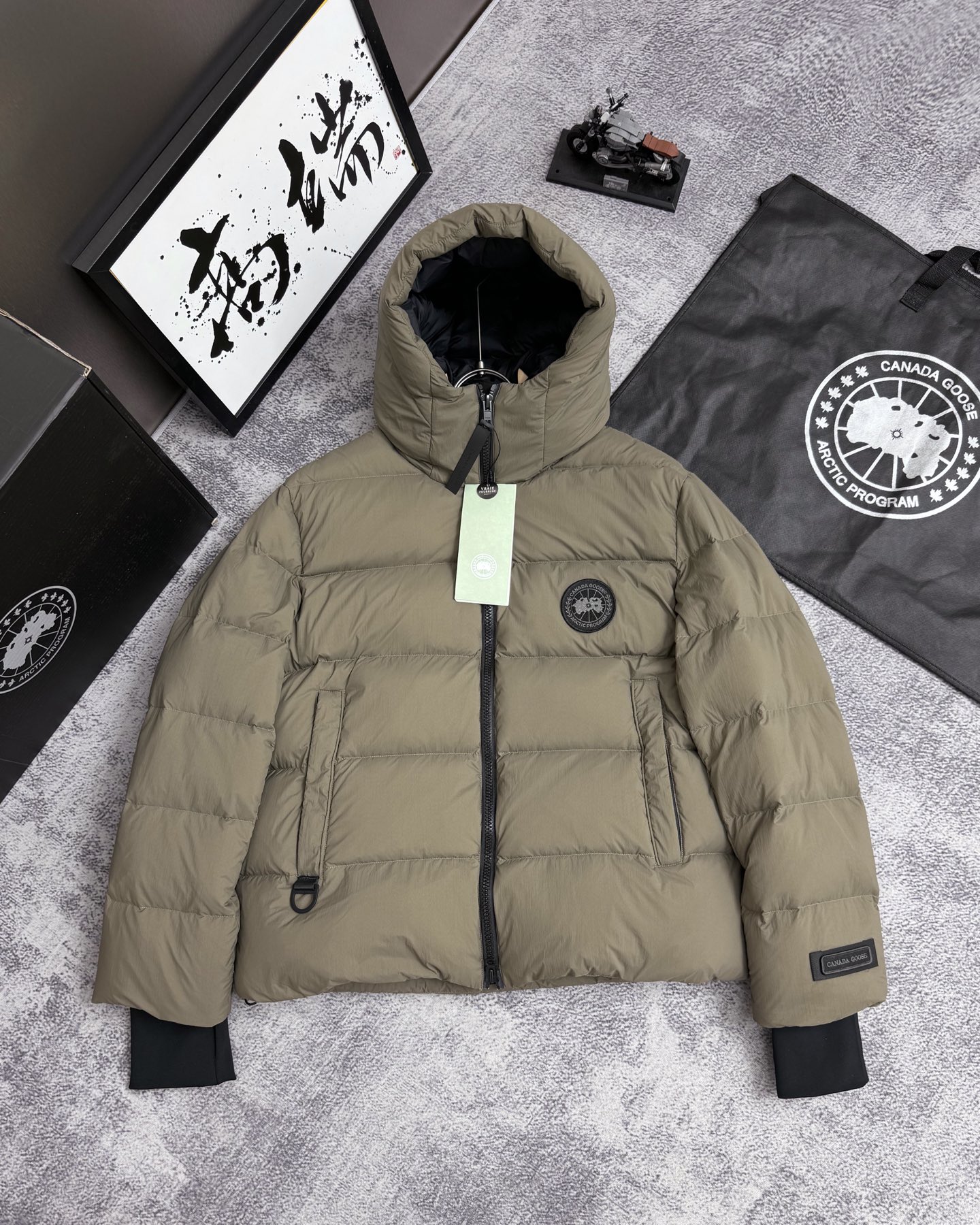 CANADA GOOSE ダウンジャケット ミニサイズ 防寒 通勤 ブラック ベージュ - 画像 2