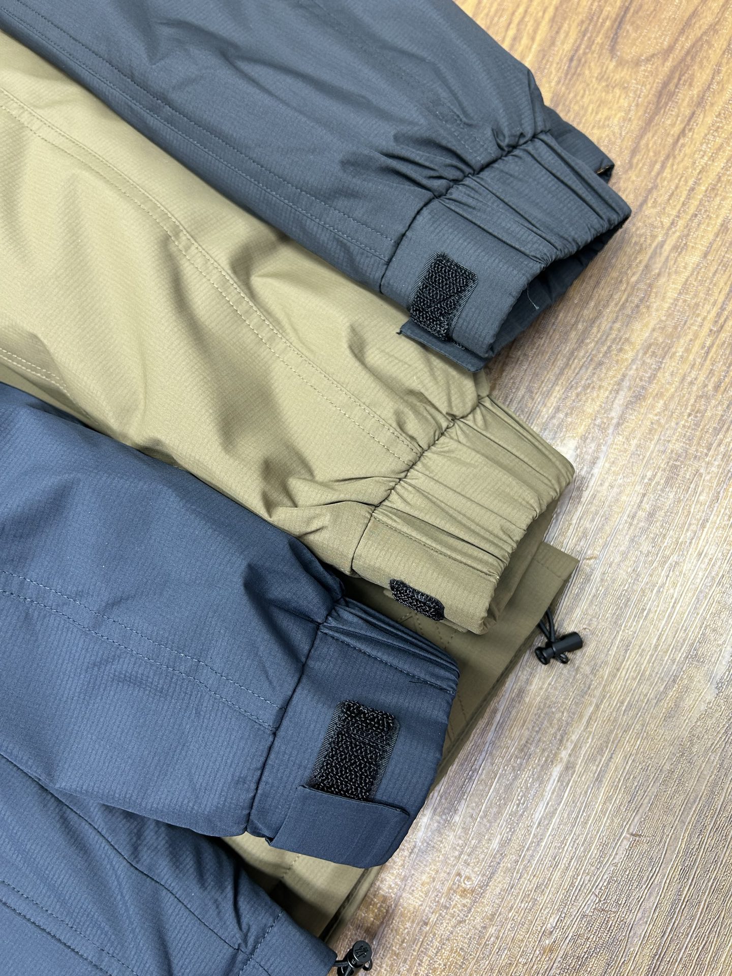 MONCLER ダウンジャケット パーカー フード付き 防寒対応 カジュアル ブラック ネイビー カーキ マルチカラー - 画像 9