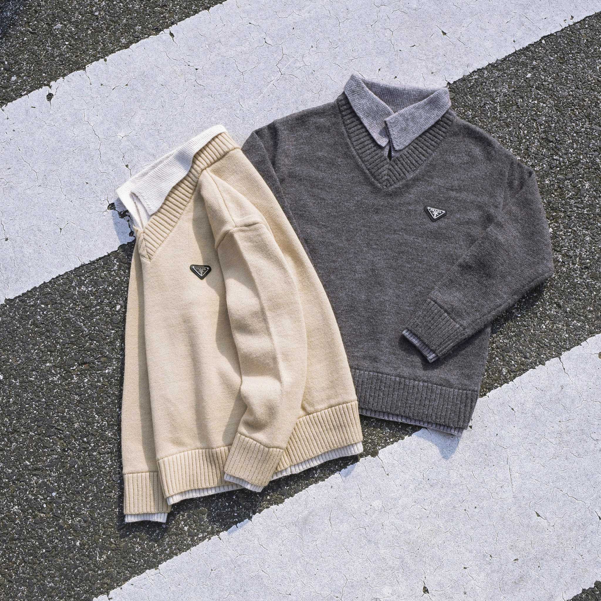 PRADA セーター ブレンドクルーネック カジュアル 2WAY ロゴ刺繍 ネイビー/ベージュ レザー - 画像 2