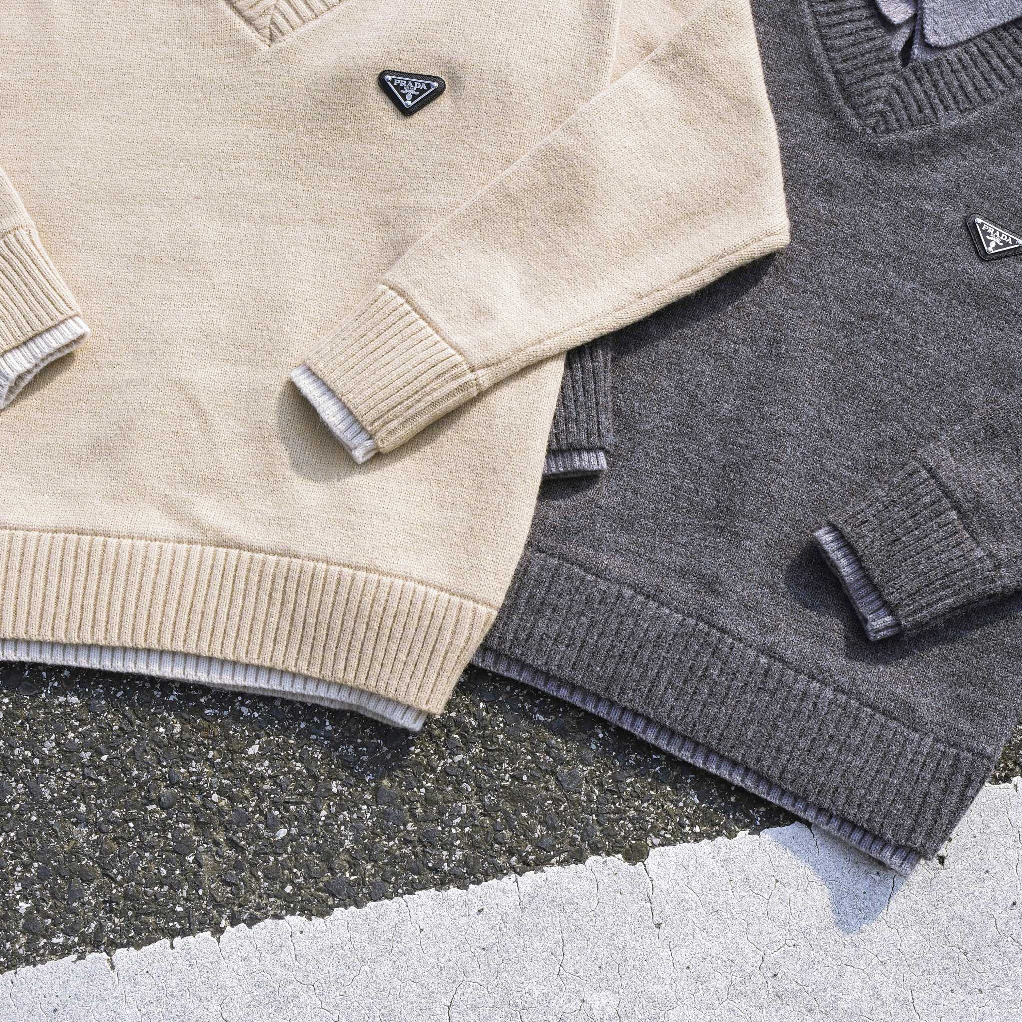 PRADA セーター ブレンドクルーネック カジュアル 2WAY ロゴ刺繍 ネイビー/ベージュ レザー - 画像 3