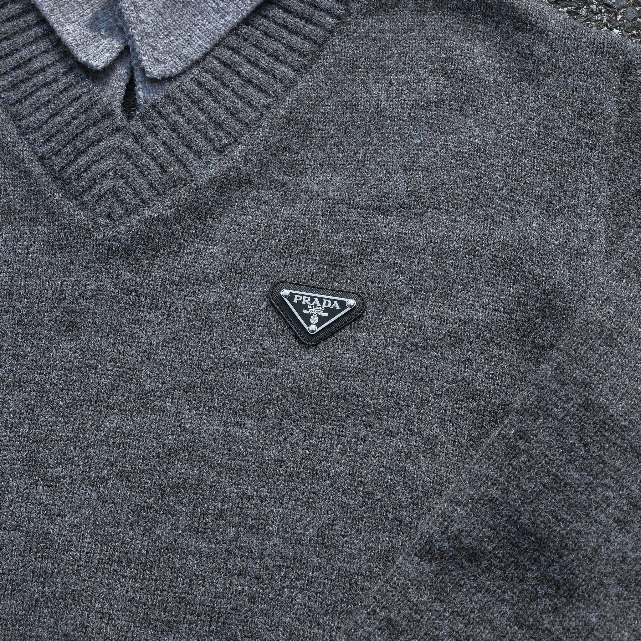 PRADA セーター ブレンドクルーネック カジュアル 2WAY ロゴ刺繍 ネイビー/ベージュ レザー - 画像 6