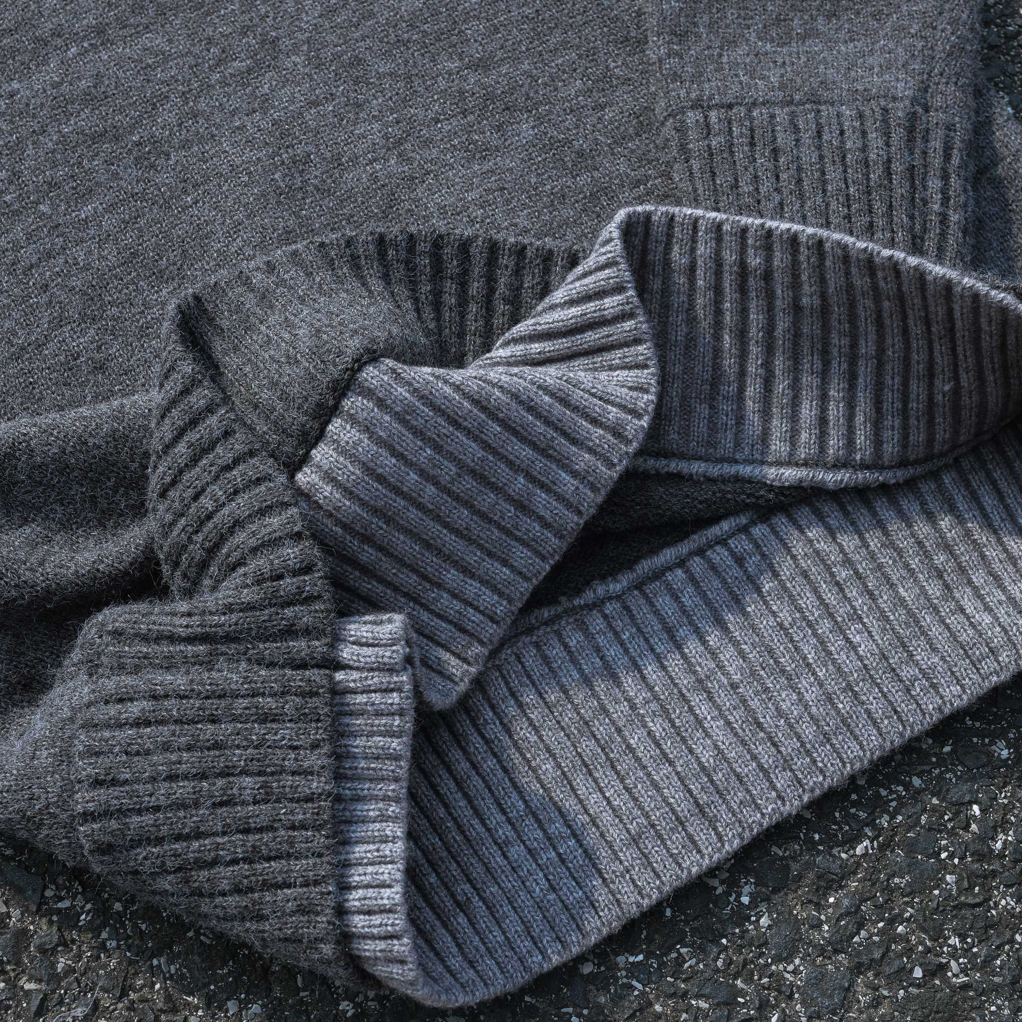 PRADA セーター ブレンドクルーネック カジュアル 2WAY ロゴ刺繍 ネイビー/ベージュ レザー - 画像 9