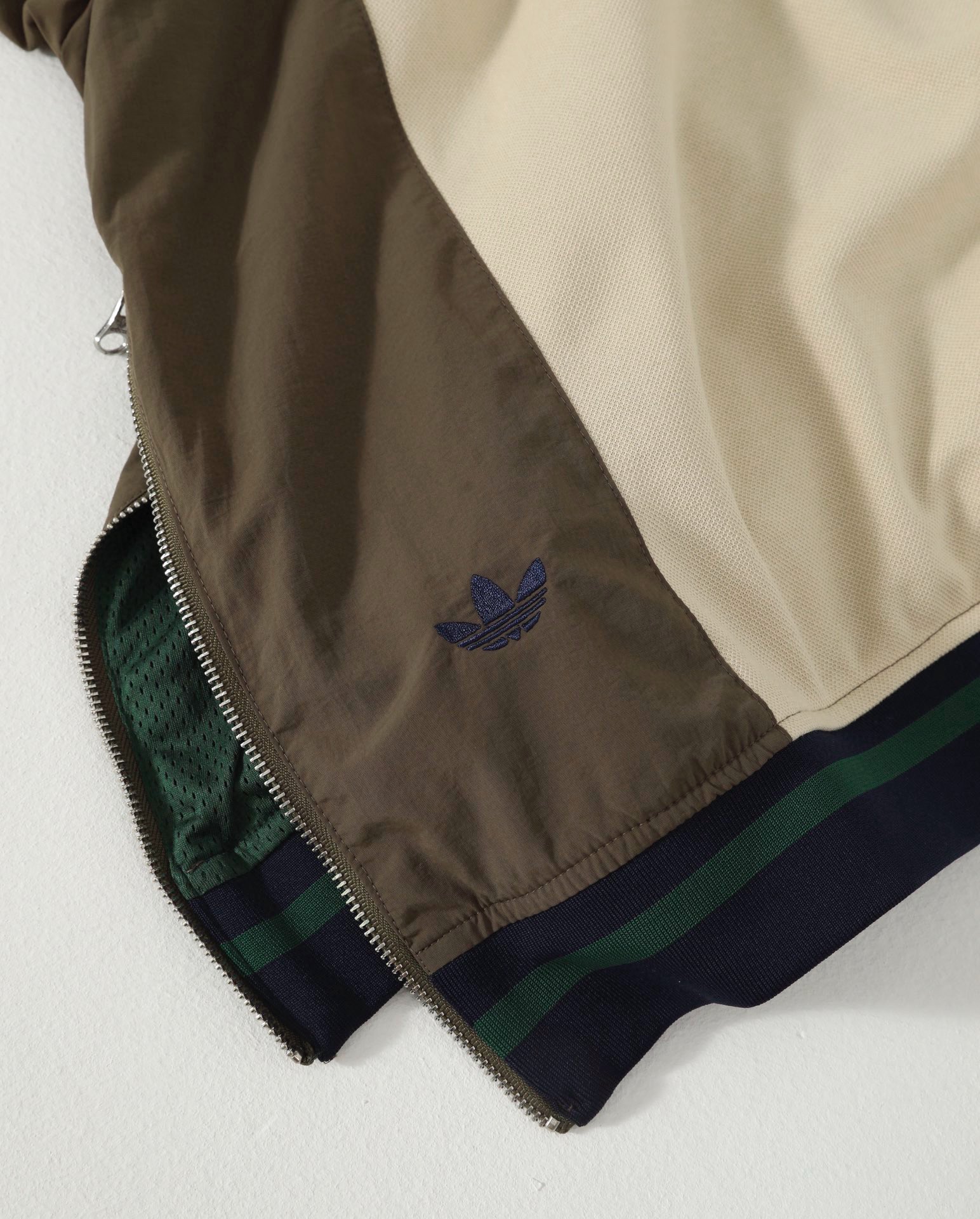 ADIDAS トレフォイル コラボ ジャケット カジュアル ブラックヘッド モデル ロゴ刺繍 ネイビー/ベージュ/オリーブ - 画像 7
