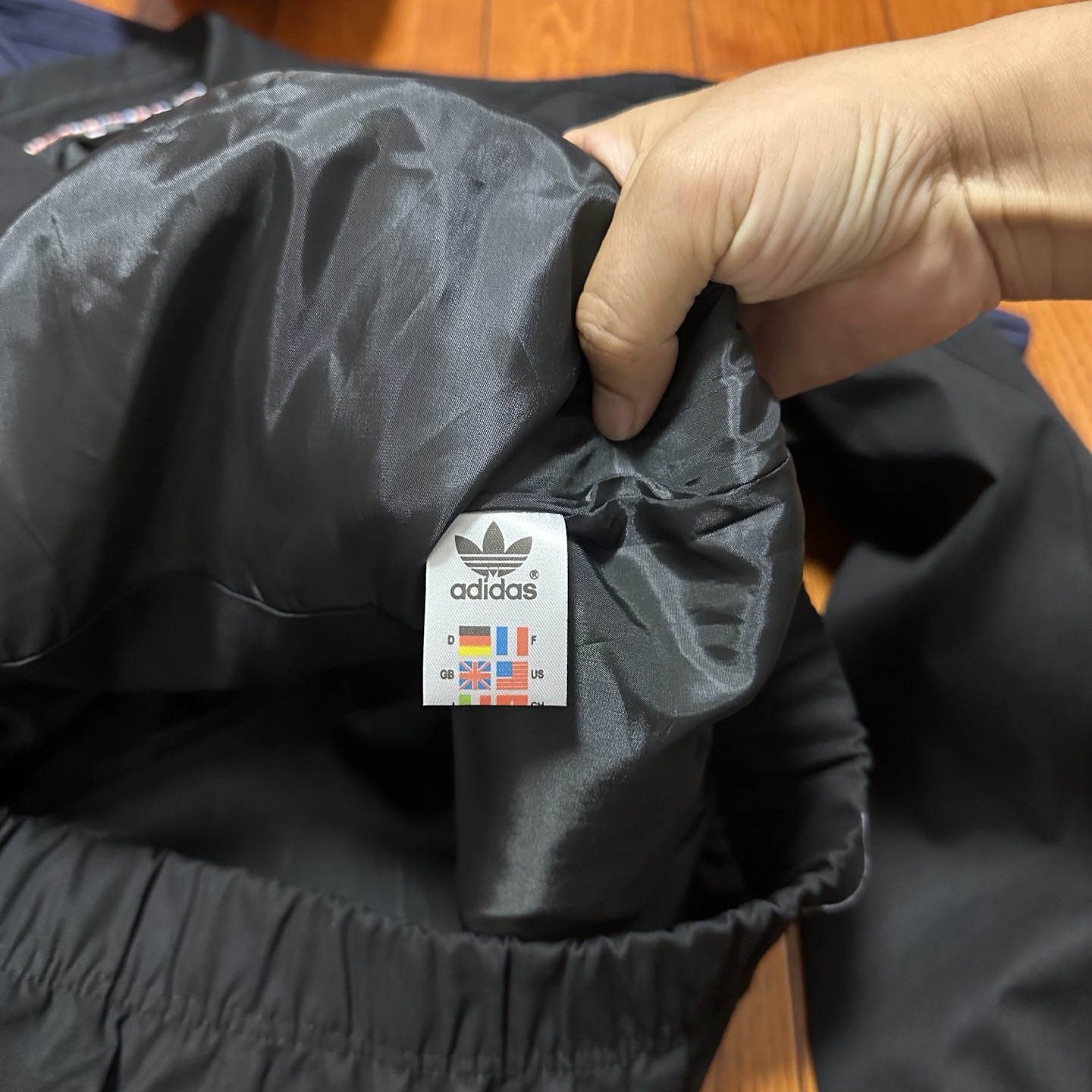 adidas ジャケット トラックジャケット 3ストライプス フロントジップ ポケット付き ブラック ネイビー ナイロン - 画像 2