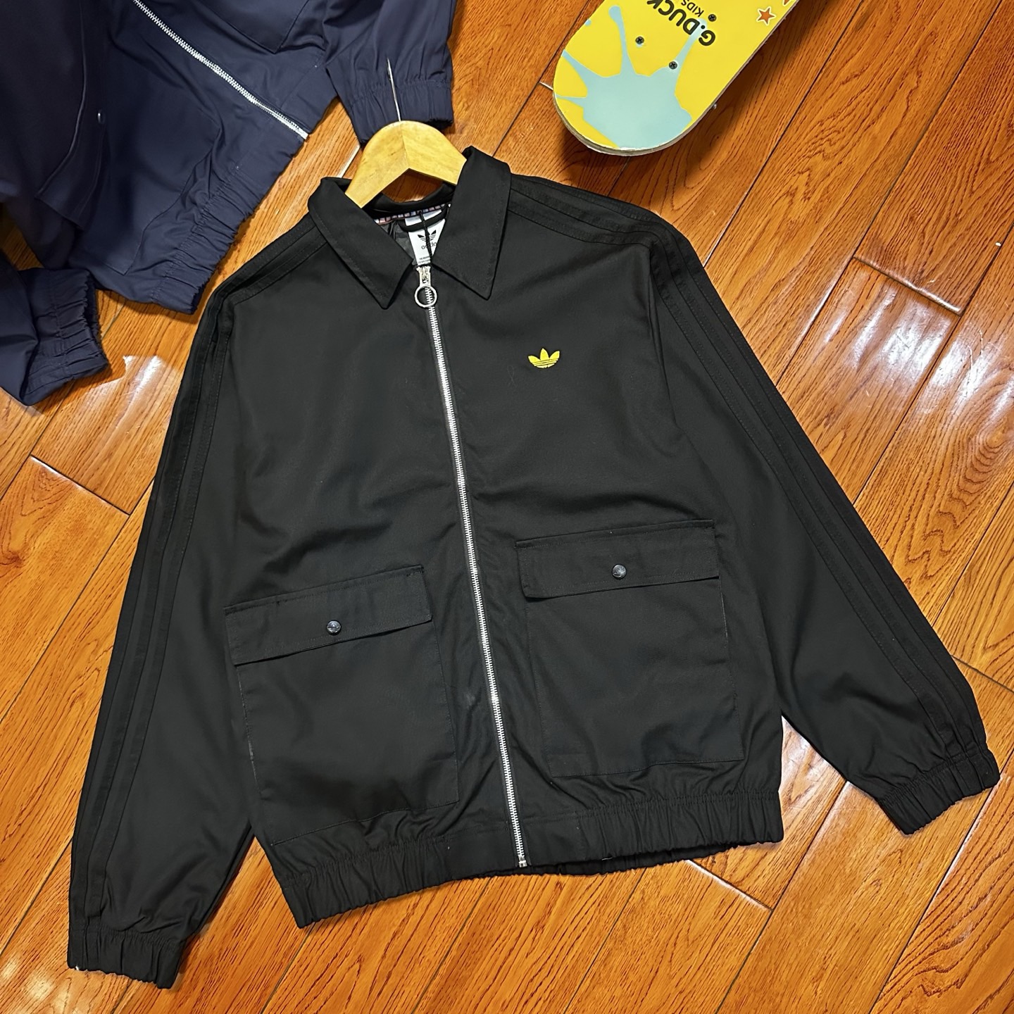 adidas ジャケット トラックジャケット 3ストライプス フロントジップ ポケット付き ブラック ネイビー ナイロン - 画像 3