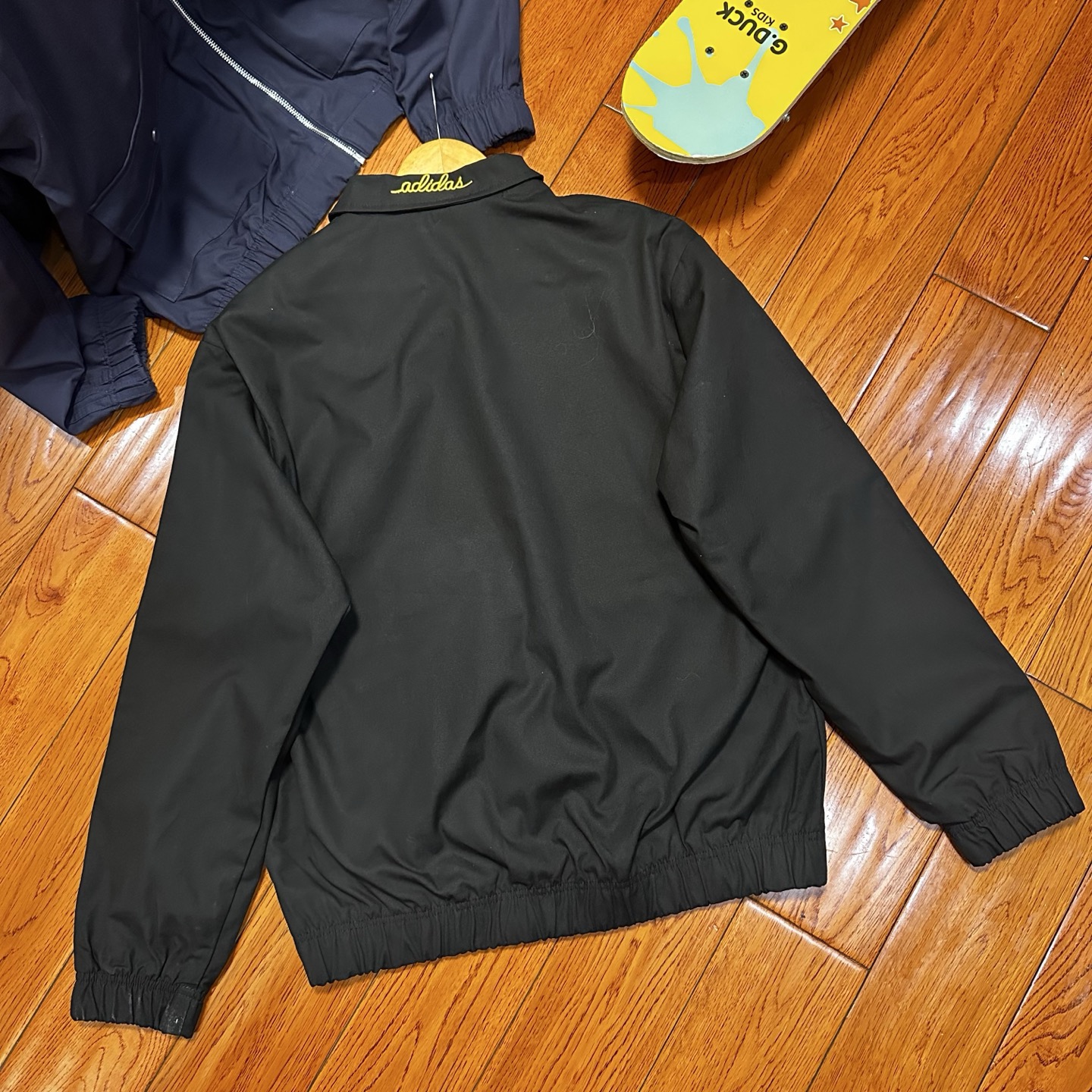 adidas ジャケット トラックジャケット 3ストライプス フロントジップ ポケット付き ブラック ネイビー ナイロン - 画像 4