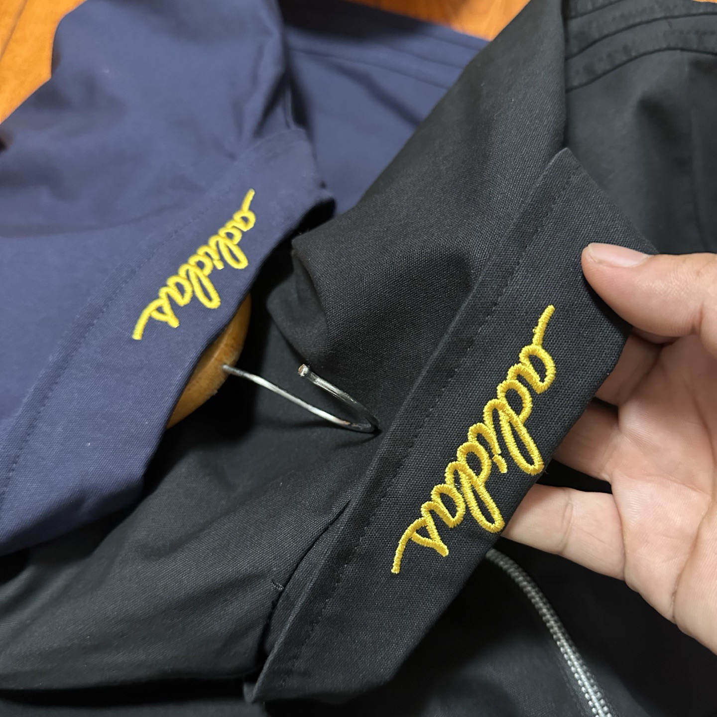 adidas ジャケット トラックジャケット 3ストライプス フロントジップ ポケット付き ブラック ネイビー ナイロン - 画像 5