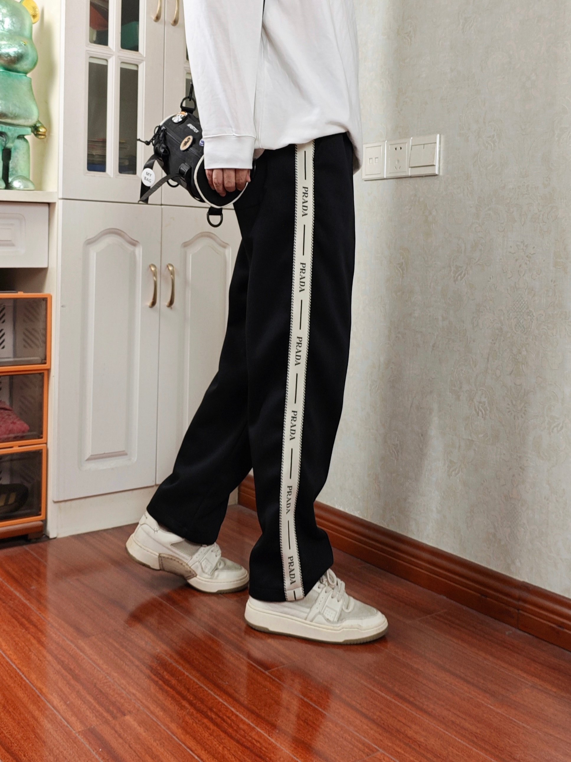 PRADA スウェットパンツ ロゴタブ付き カジュアル 通勤 伸縮性 ブラック レザー調