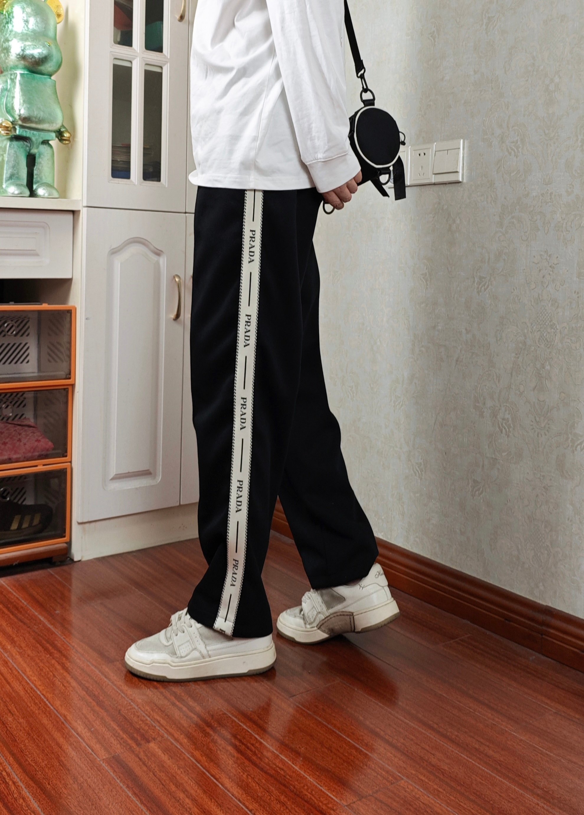 PRADA スウェットパンツ ロゴタブ付き カジュアル 通勤 伸縮性 ブラック レザー調 - 画像 2