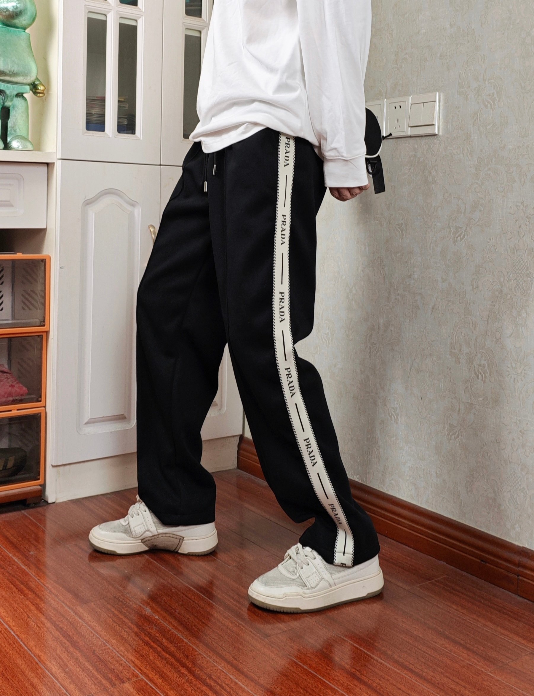 PRADA スウェットパンツ ロゴタブ付き カジュアル 通勤 伸縮性 ブラック レザー調 - 画像 3