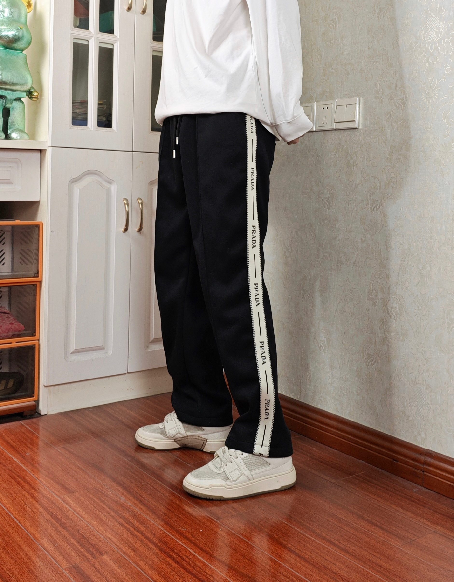 PRADA スウェットパンツ ロゴタブ付き カジュアル 通勤 伸縮性 ブラック レザー調 - 画像 4