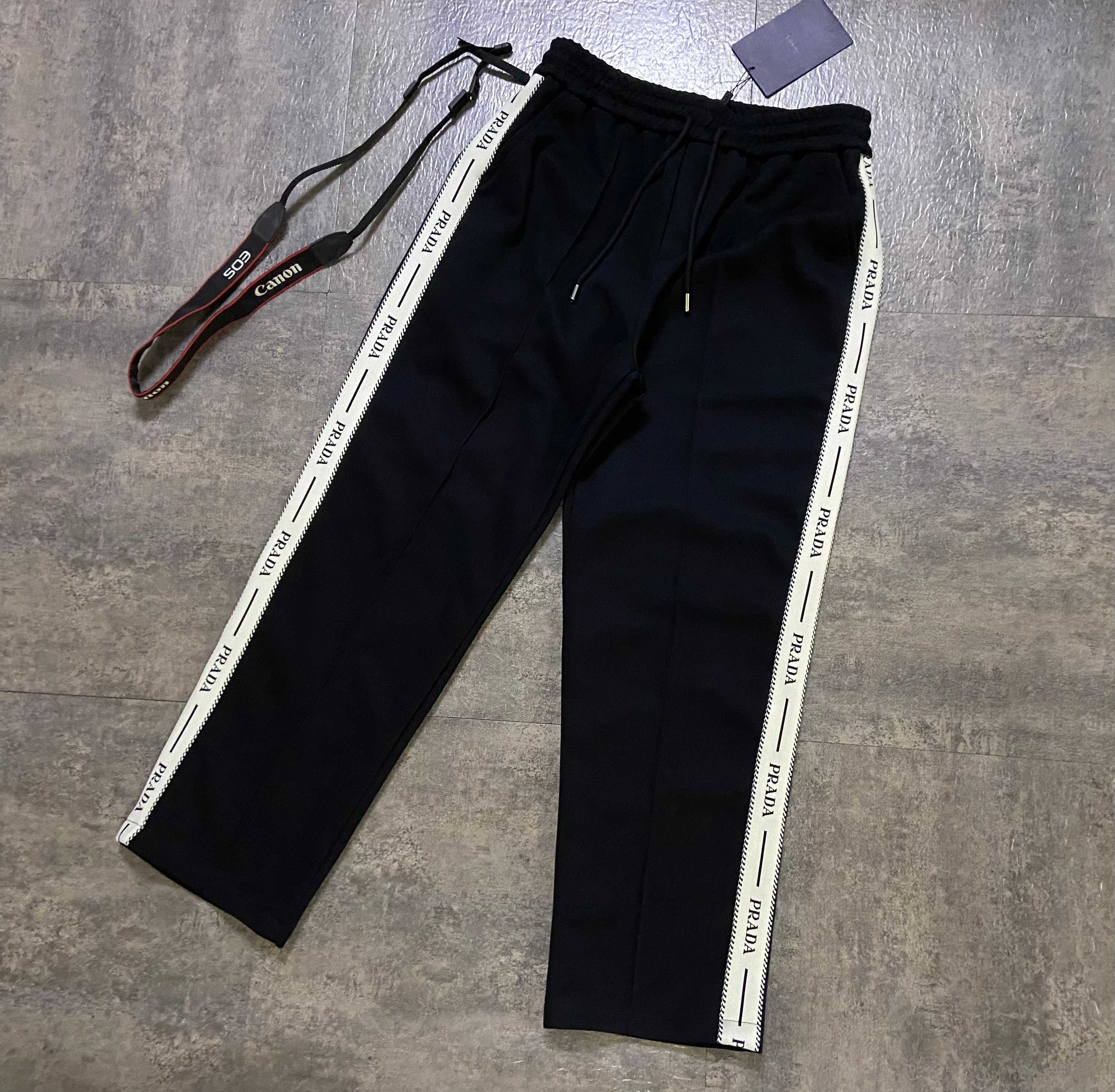 PRADA スウェットパンツ ロゴタブ付き カジュアル 通勤 伸縮性 ブラック レザー調 - 画像 5