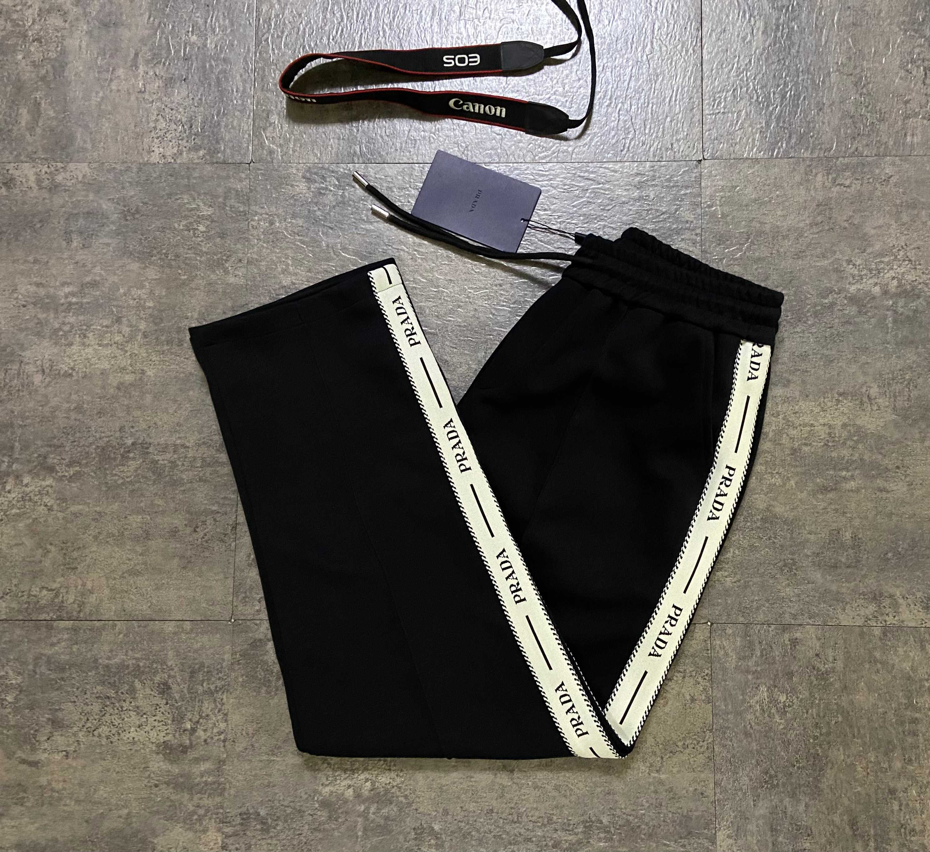 PRADA スウェットパンツ ロゴタブ付き カジュアル 通勤 伸縮性 ブラック レザー調 - 画像 6