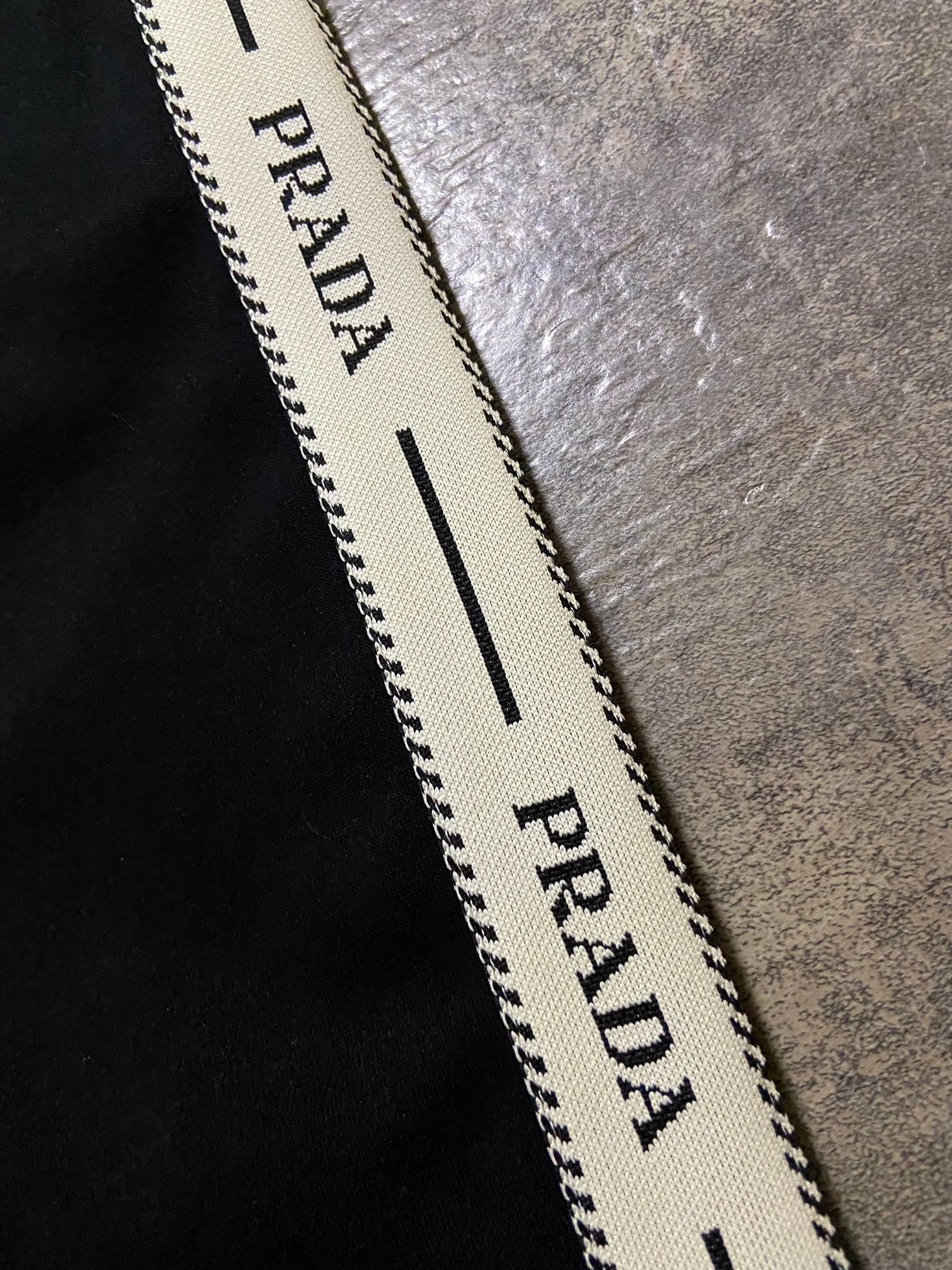 PRADA スウェットパンツ ロゴタブ付き カジュアル 通勤 伸縮性 ブラック レザー調 - 画像 7