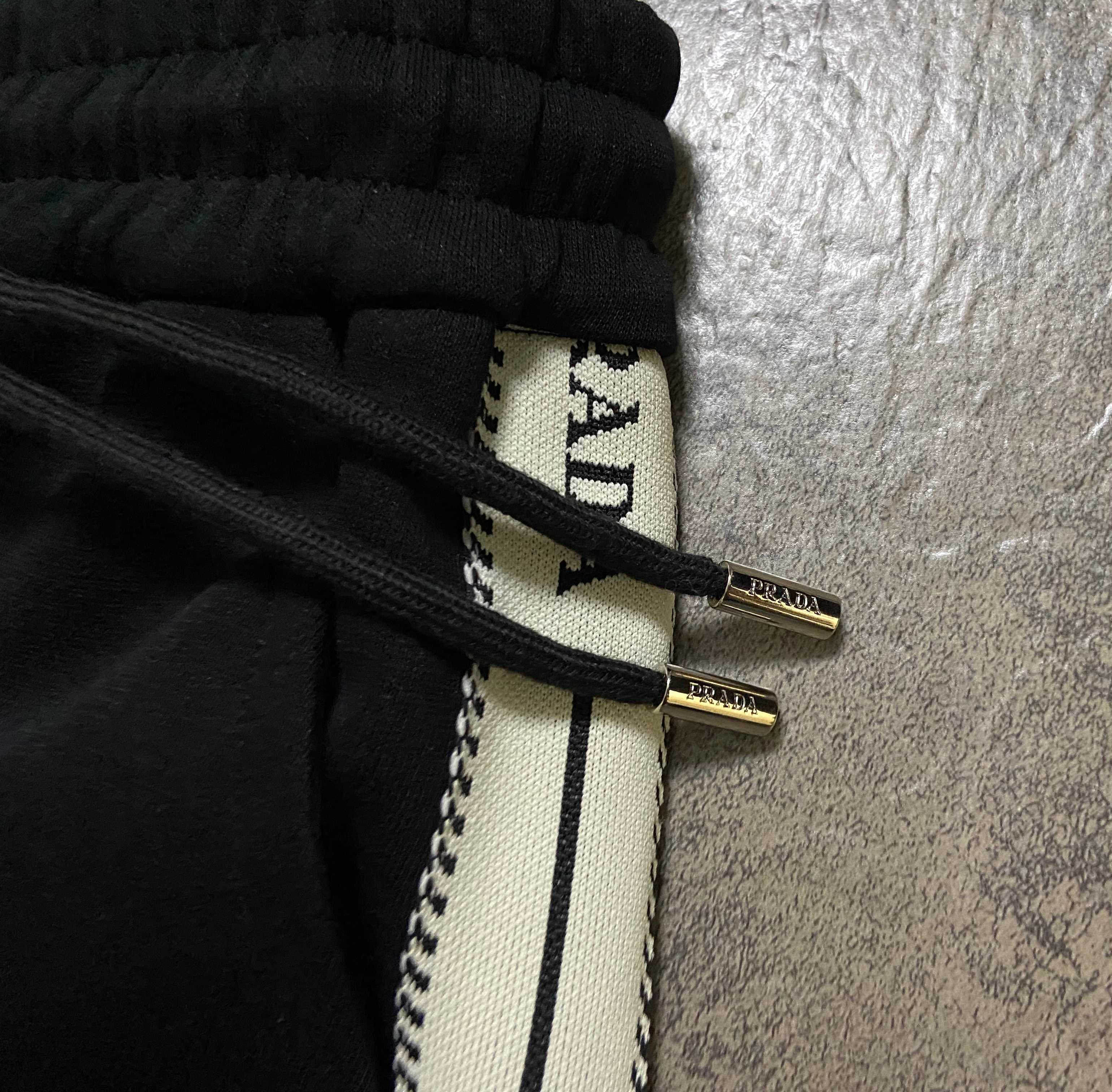 PRADA スウェットパンツ ロゴタブ付き カジュアル 通勤 伸縮性 ブラック レザー調 - 画像 8