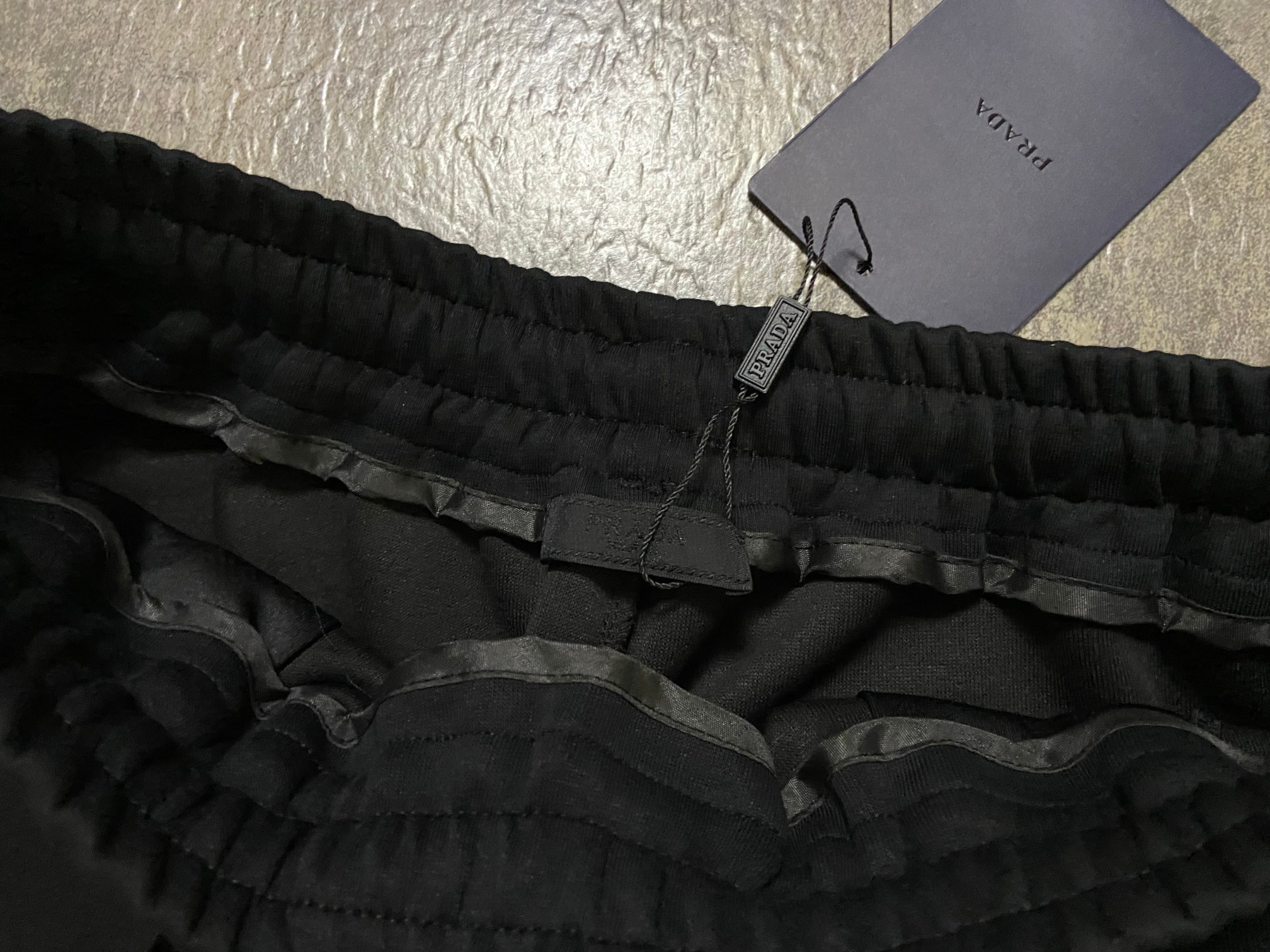 PRADA スウェットパンツ ロゴタブ付き カジュアル 通勤 伸縮性 ブラック レザー調 - 画像 9