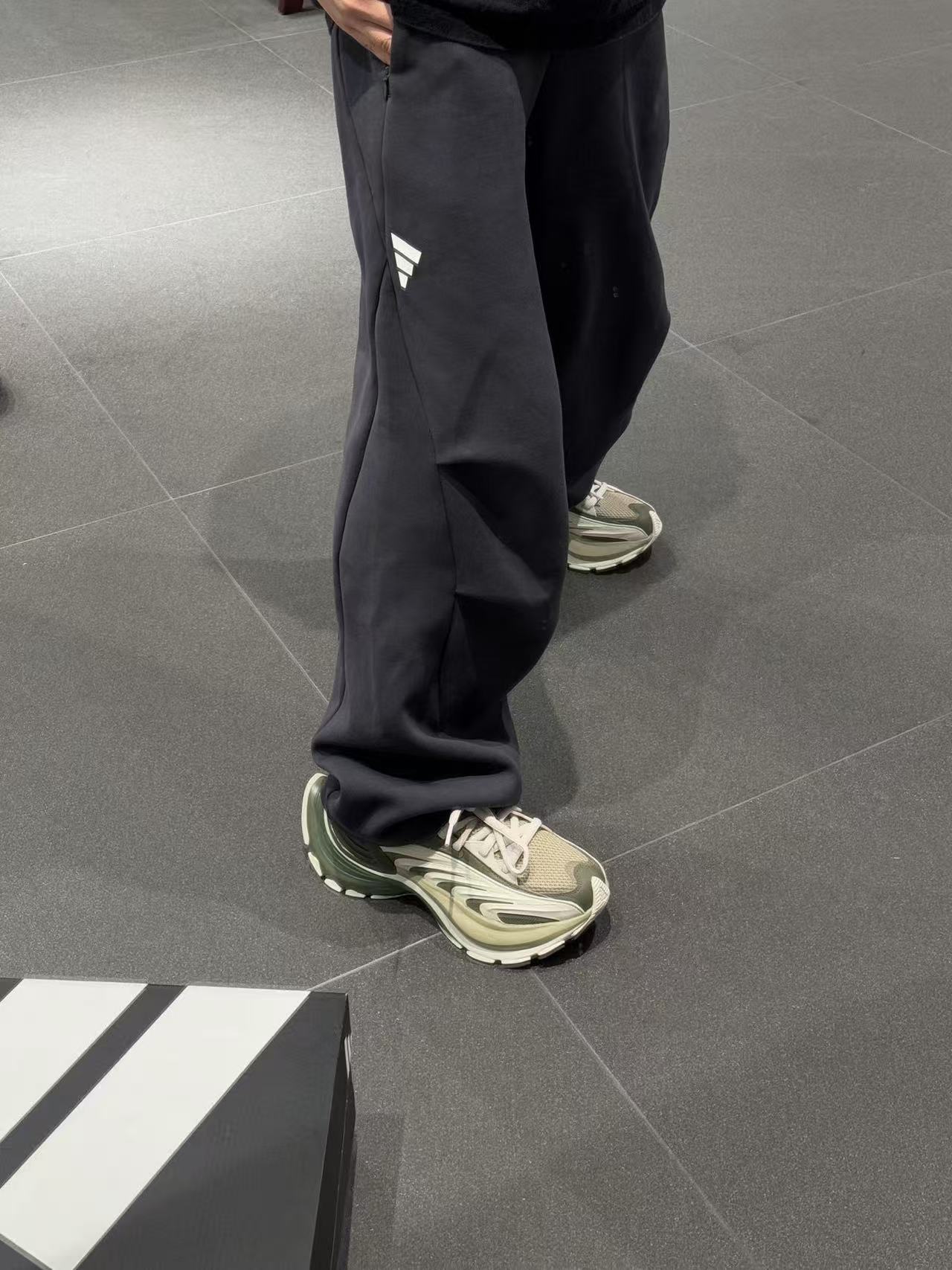 ADIDAS トレーナーパンツ ワイドルーズ ファッションカジュアル ミニロゴ ブラック ダークグレー カンバス - 画像 3