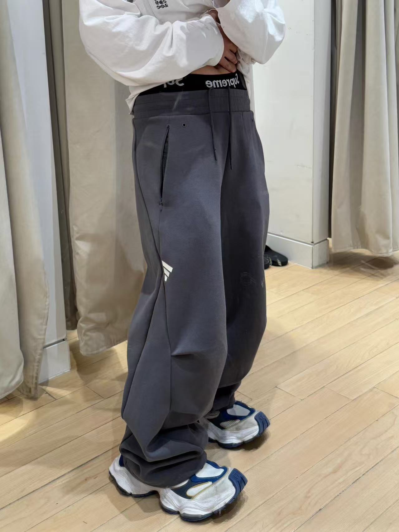 ADIDAS トレーナーパンツ ワイドルーズ ファッションカジュアル ミニロゴ ブラック ダークグレー カンバス - 画像 7