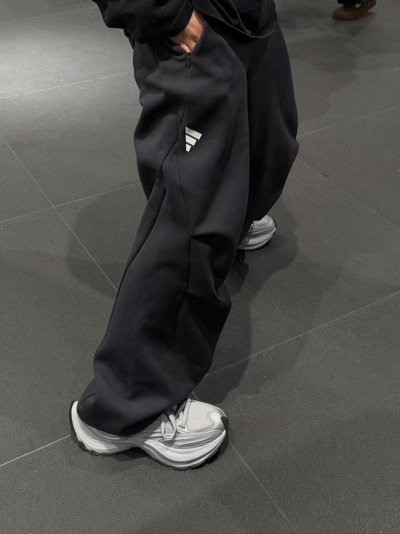 ADIDAS トレーナーパンツ ワイドルーズ ファッションカジュアル ミニロゴ ブラック ダークグレー カンバス - 画像 9