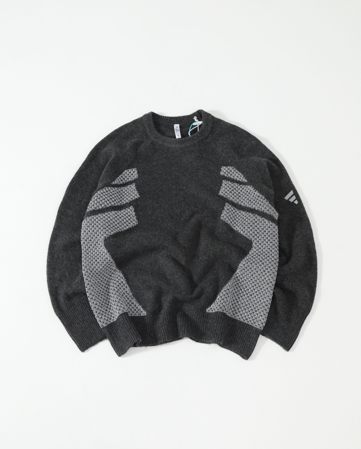 ADIDAS セーター ロゴ刺繍 オーバーサイズ ブラック ネイビー レザー調編み込み パッチワークデザイン カジュアル 通勤 2色展開