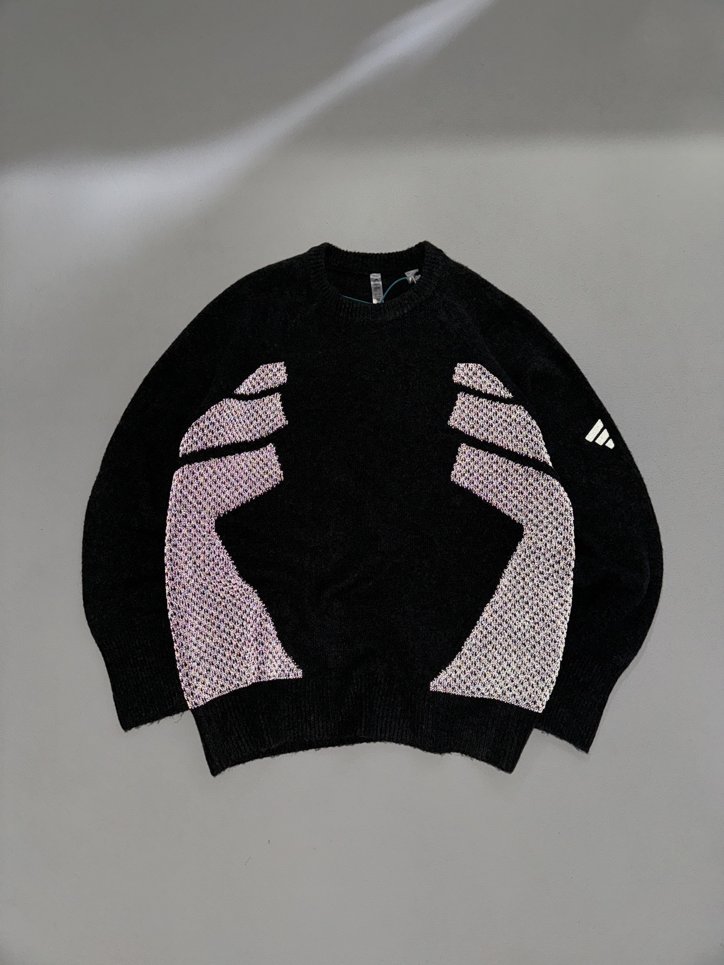 ADIDAS セーター ロゴ刺繍 オーバーサイズ ブラック ネイビー レザー調編み込み パッチワークデザイン カジュアル 通勤 2色展開 - 画像 4