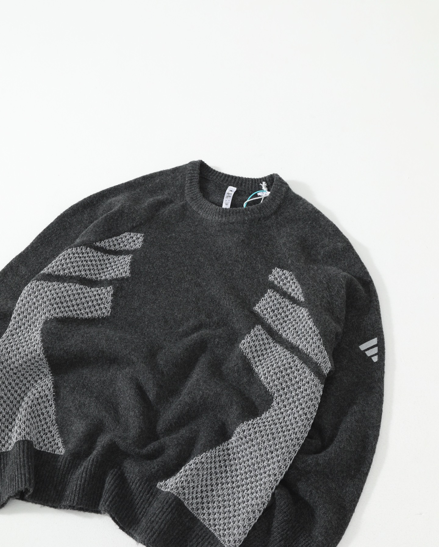 ADIDAS セーター ロゴ刺繍 オーバーサイズ ブラック ネイビー レザー調編み込み パッチワークデザイン カジュアル 通勤 2色展開 - 画像 5