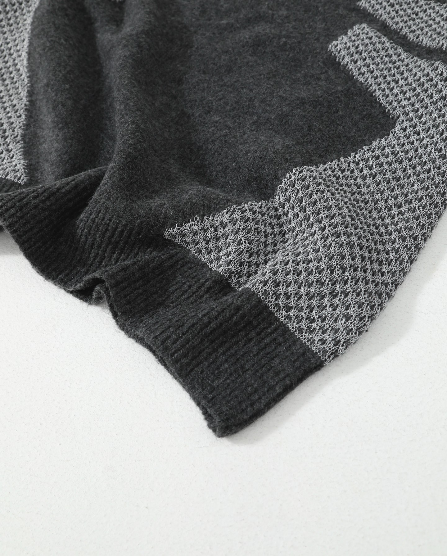 ADIDAS セーター ロゴ刺繍 オーバーサイズ ブラック ネイビー レザー調編み込み パッチワークデザイン カジュアル 通勤 2色展開 - 画像 6