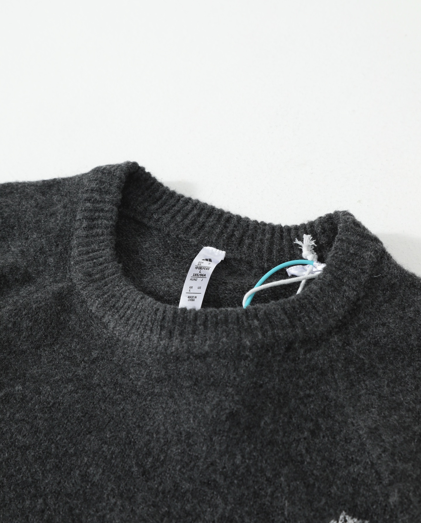 ADIDAS セーター ロゴ刺繍 オーバーサイズ ブラック ネイビー レザー調編み込み パッチワークデザイン カジュアル 通勤 2色展開 - 画像 8