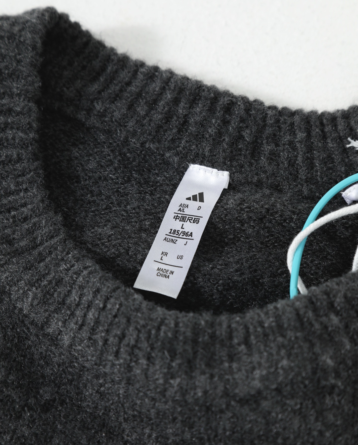 ADIDAS セーター ロゴ刺繍 オーバーサイズ ブラック ネイビー レザー調編み込み パッチワークデザイン カジュアル 通勤 2色展開 - 画像 9