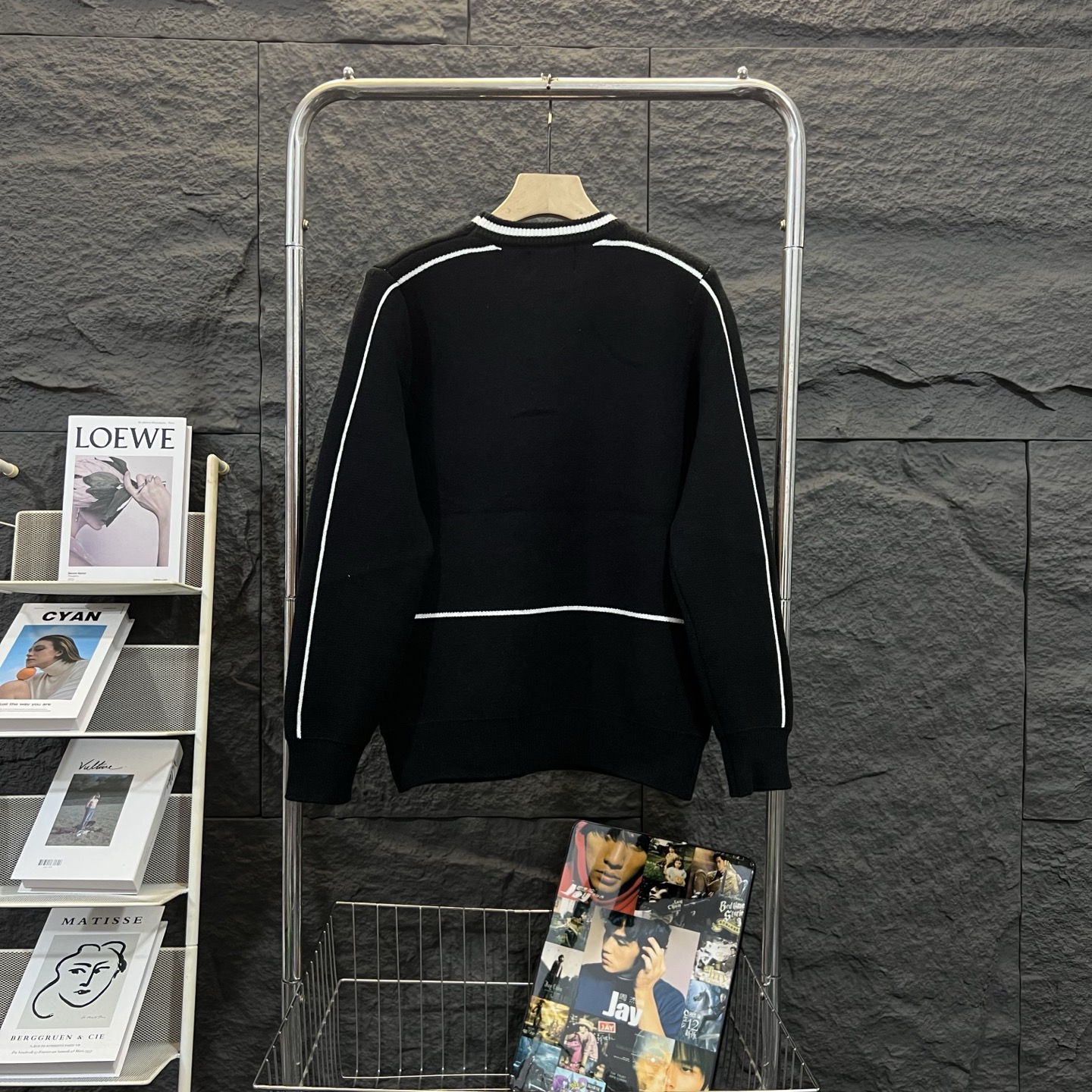 PRADA スウェットシャツ トレフォイルロゴ刺繍 カジュアル ブラック レザー風アクセント付き - 画像 2