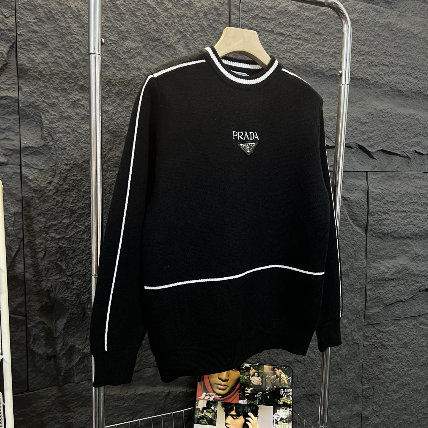 PRADA スウェットシャツ トレフォイルロゴ刺繍 カジュアル ブラック レザー風アクセント付き - 画像 3