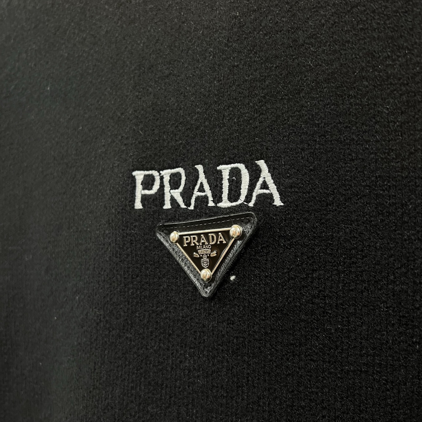PRADA スウェットシャツ トレフォイルロゴ刺繍 カジュアル ブラック レザー風アクセント付き - 画像 5