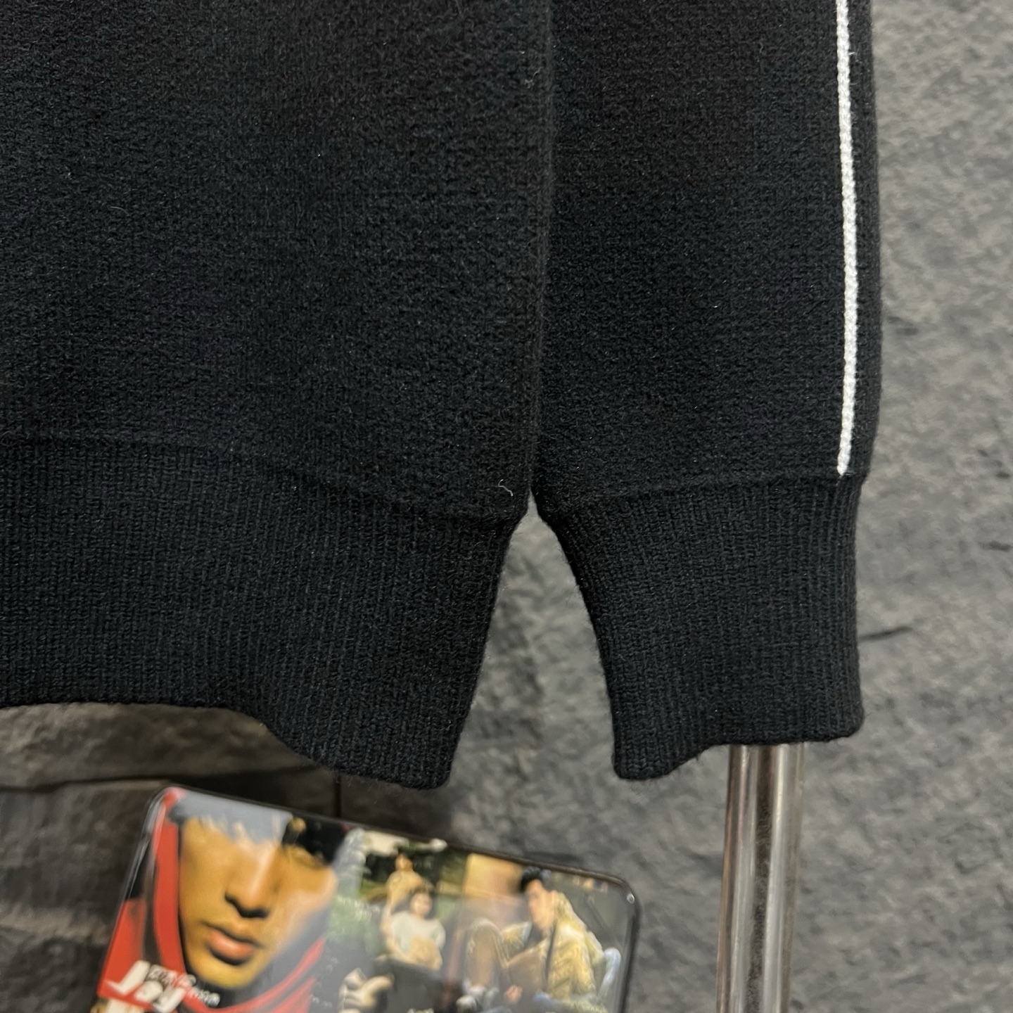 PRADA スウェットシャツ トレフォイルロゴ刺繍 カジュアル ブラック レザー風アクセント付き - 画像 6