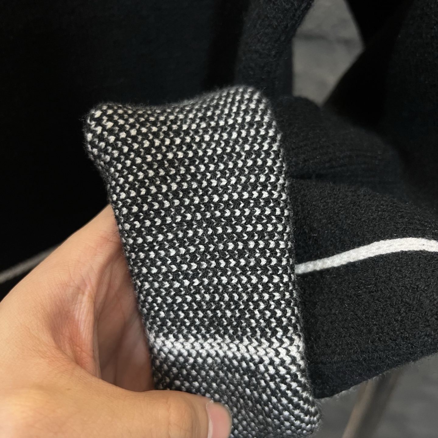 PRADA スウェットシャツ トレフォイルロゴ刺繍 カジュアル ブラック レザー風アクセント付き - 画像 7