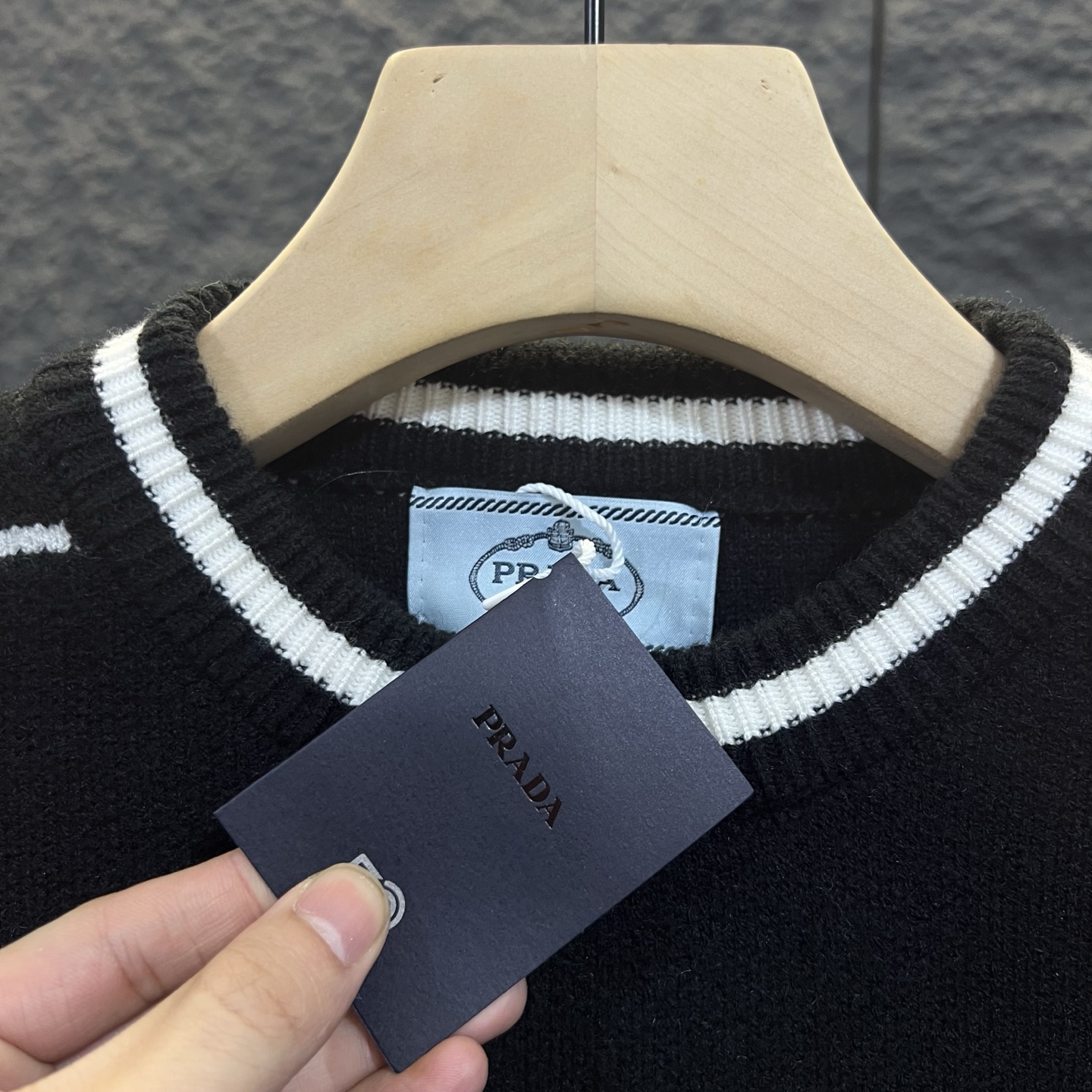 PRADA スウェットシャツ トレフォイルロゴ刺繍 カジュアル ブラック レザー風アクセント付き - 画像 8